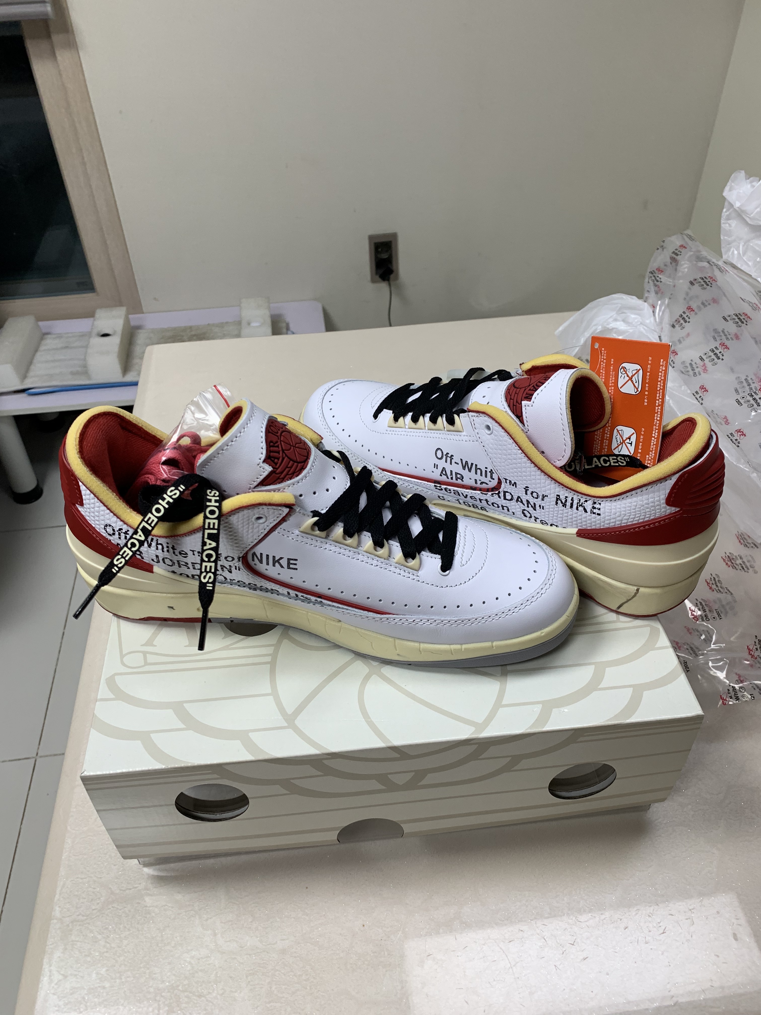 Jordan 2 x Off-White Retro Low SP White and Varsity Red 착용 스타일 - 4