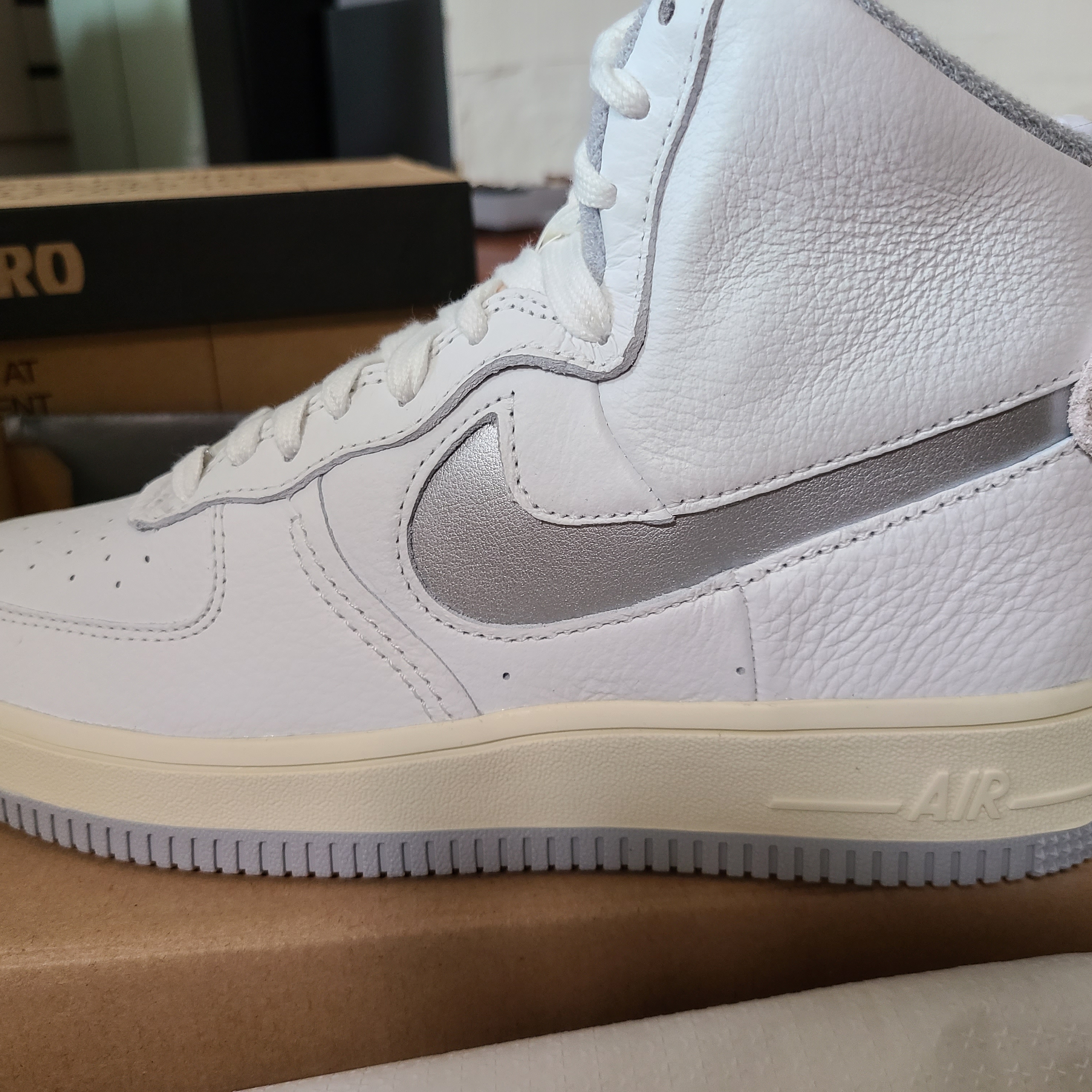 (W) Nike Air Force 1 High Sculpt Silver 착용 스타일 - 2