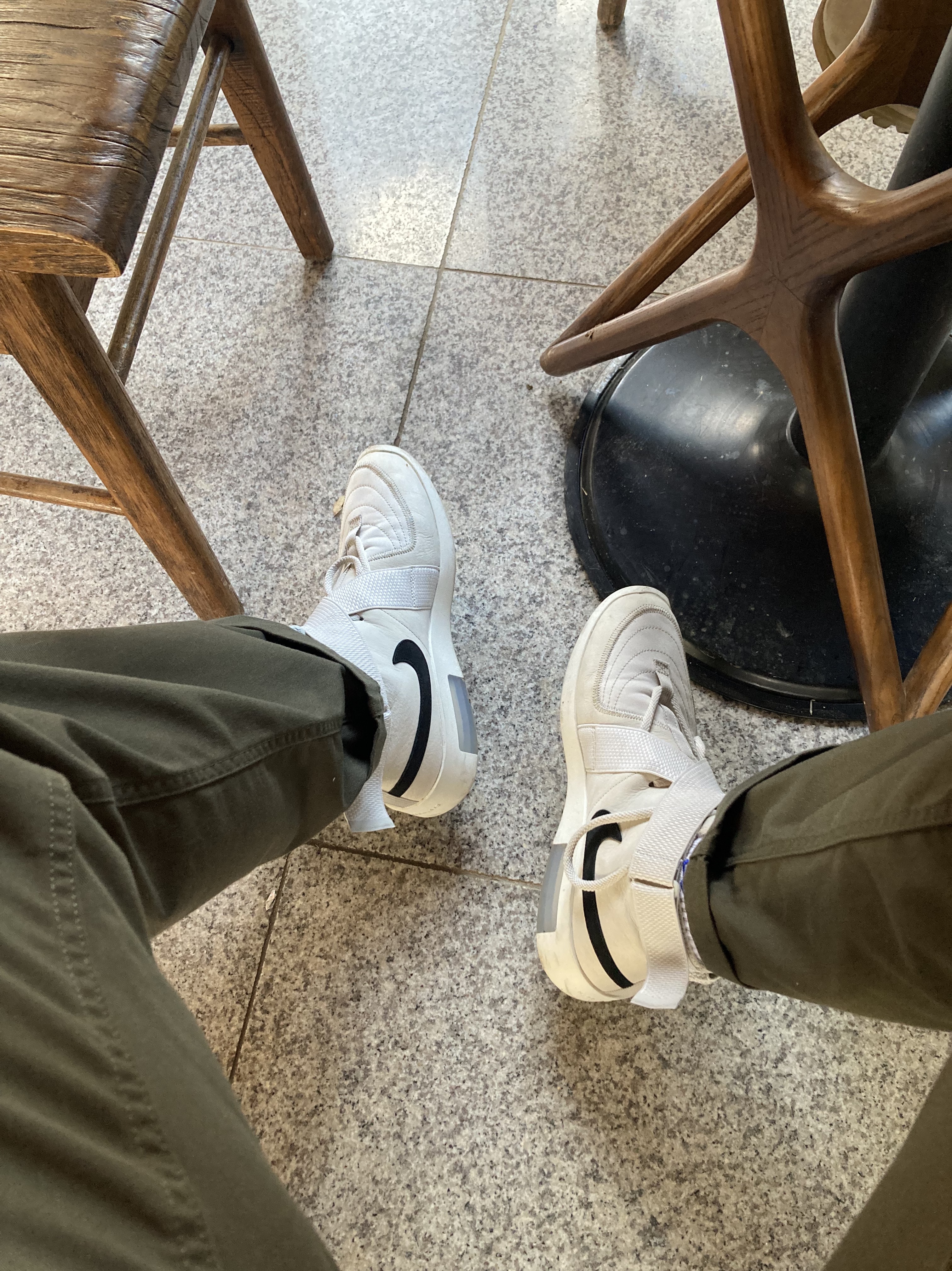 Nike x Fear of God Air Fear of God Raid Light Bone 착용 스타일 - 5