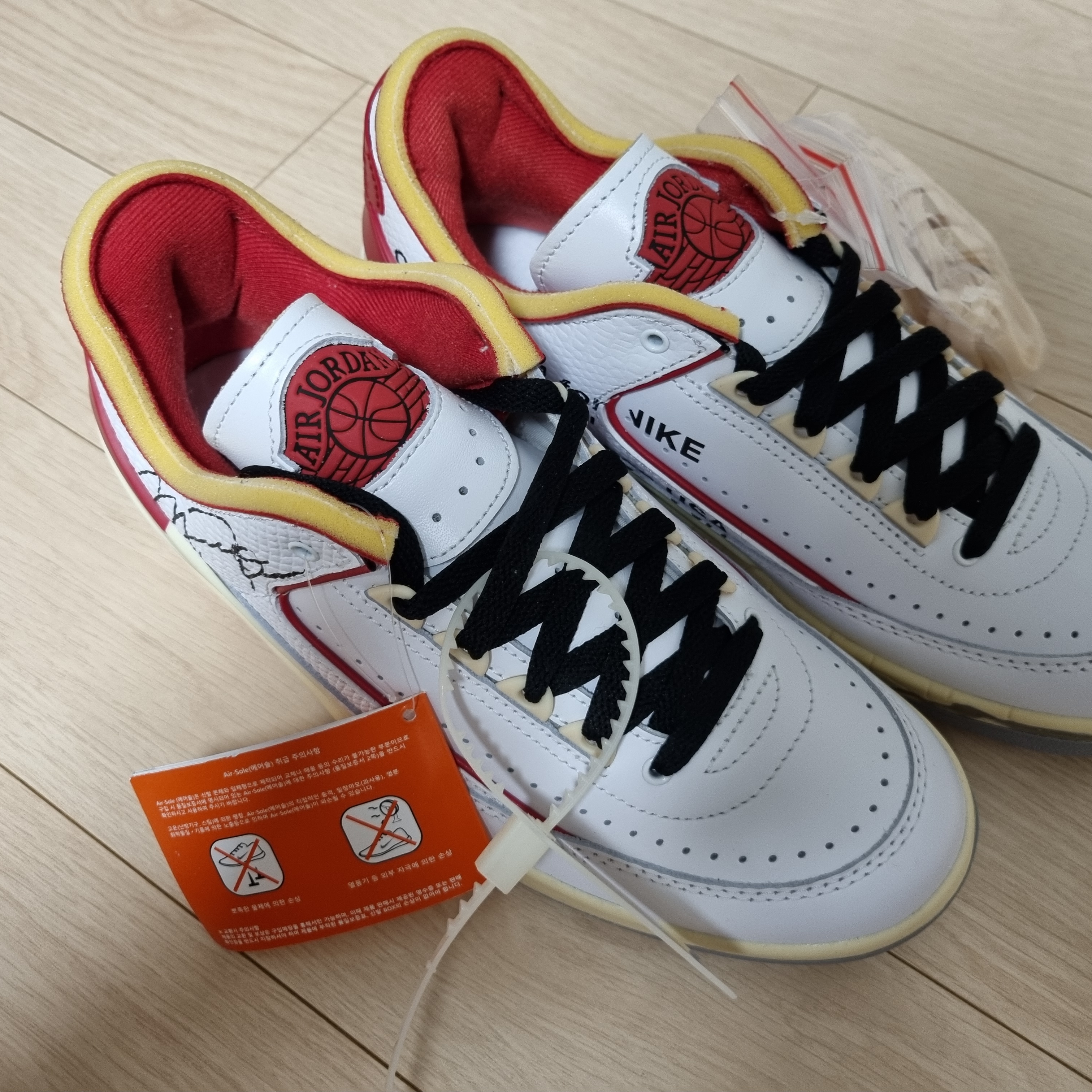 Jordan 2 x Off-White Retro Low SP White and Varsity Red 착용 스타일 - 3