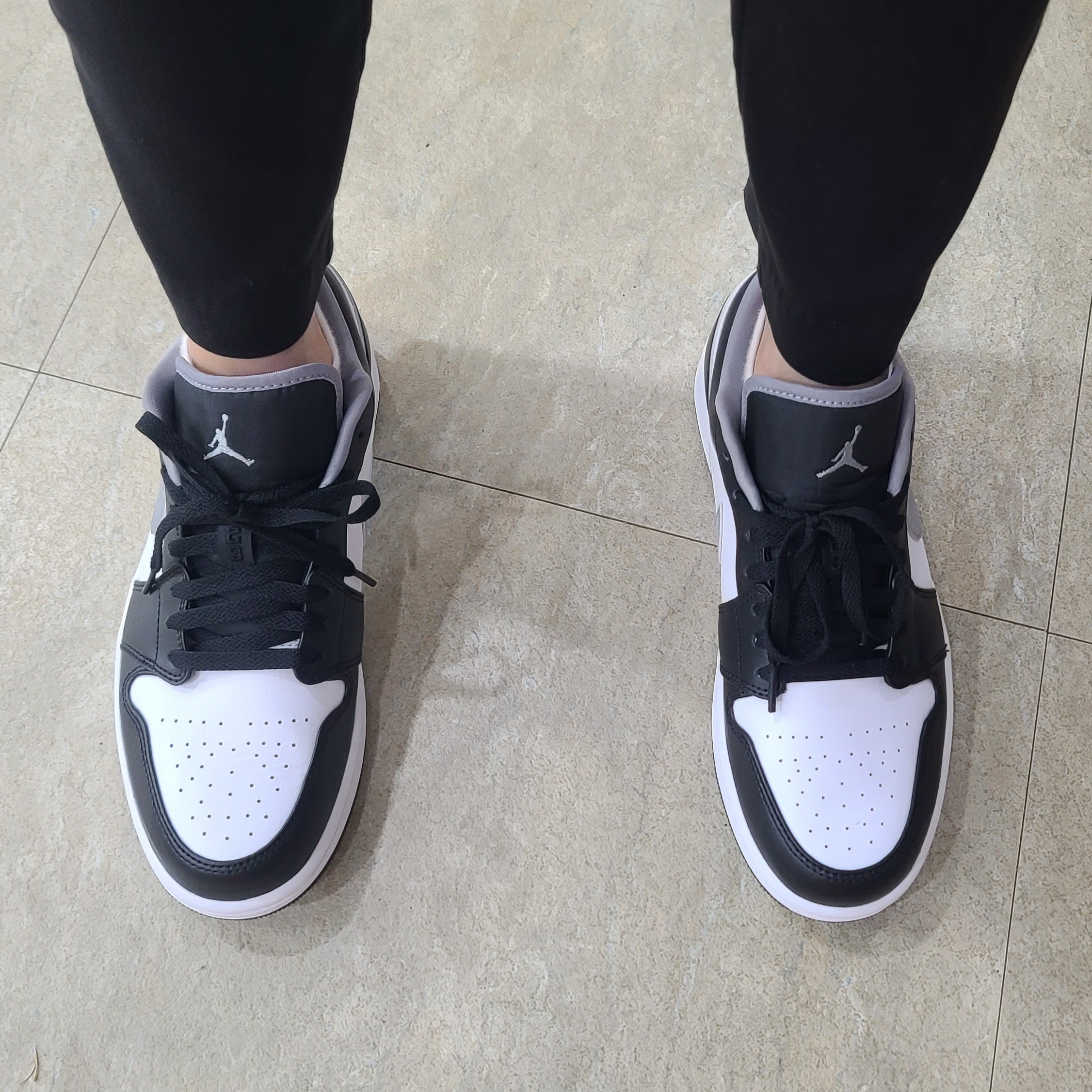 Jordan 1 Low Black Particle Grey 착용 스타일 - 1