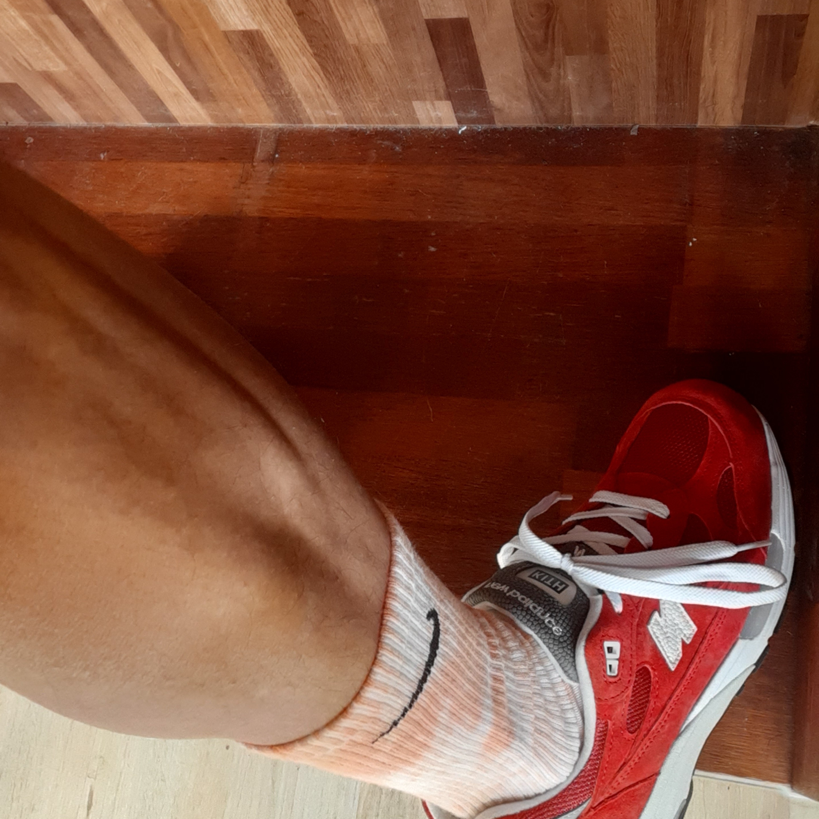 New Balance x Kith 992 Made in USA Kithmas Team Red 착용 스타일 - 3