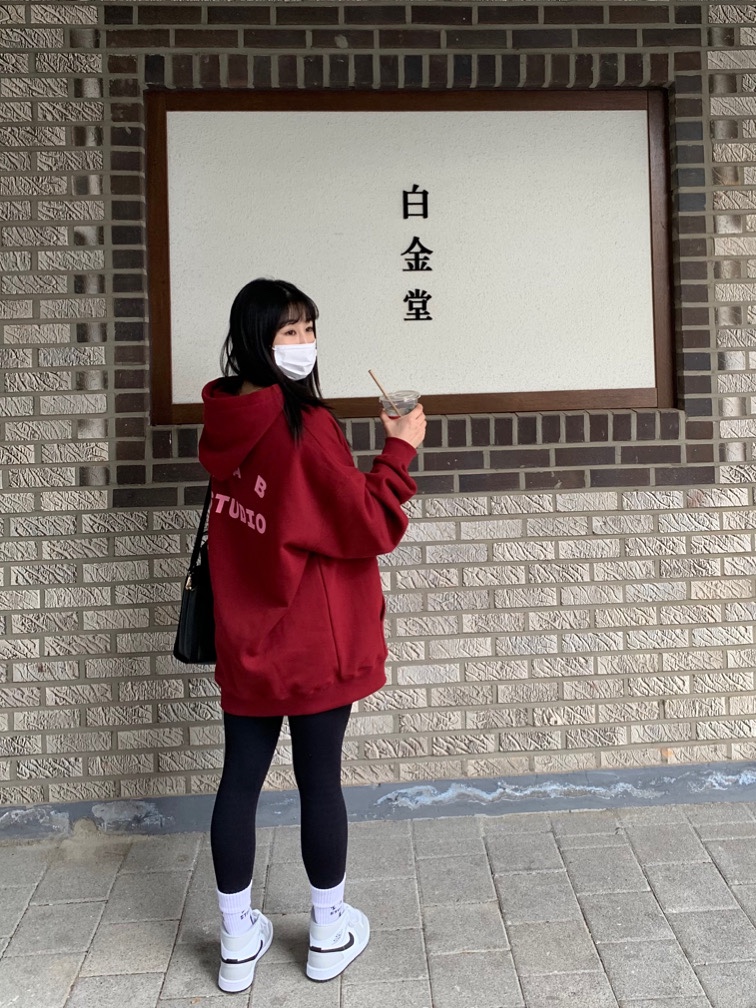 (W) Jordan 1 Mid Grey Fog, IAB Studio Hoodie Raspberry 착용 스타일