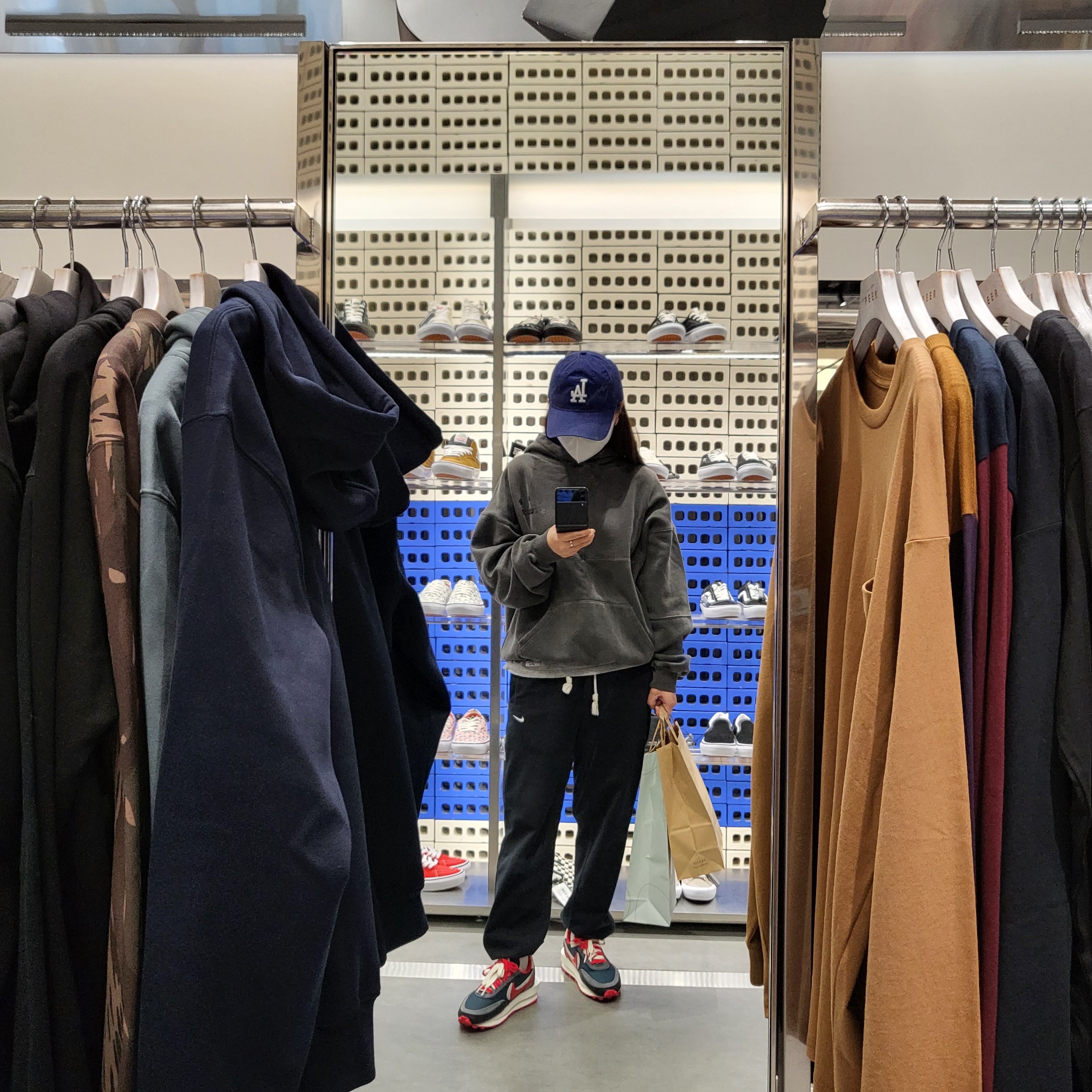 Nike x Sacai x Undercover LDWaffle Midnight Spruce University Red, IAB Studio Blocked Pigment Hoodie Black 착용 스타일