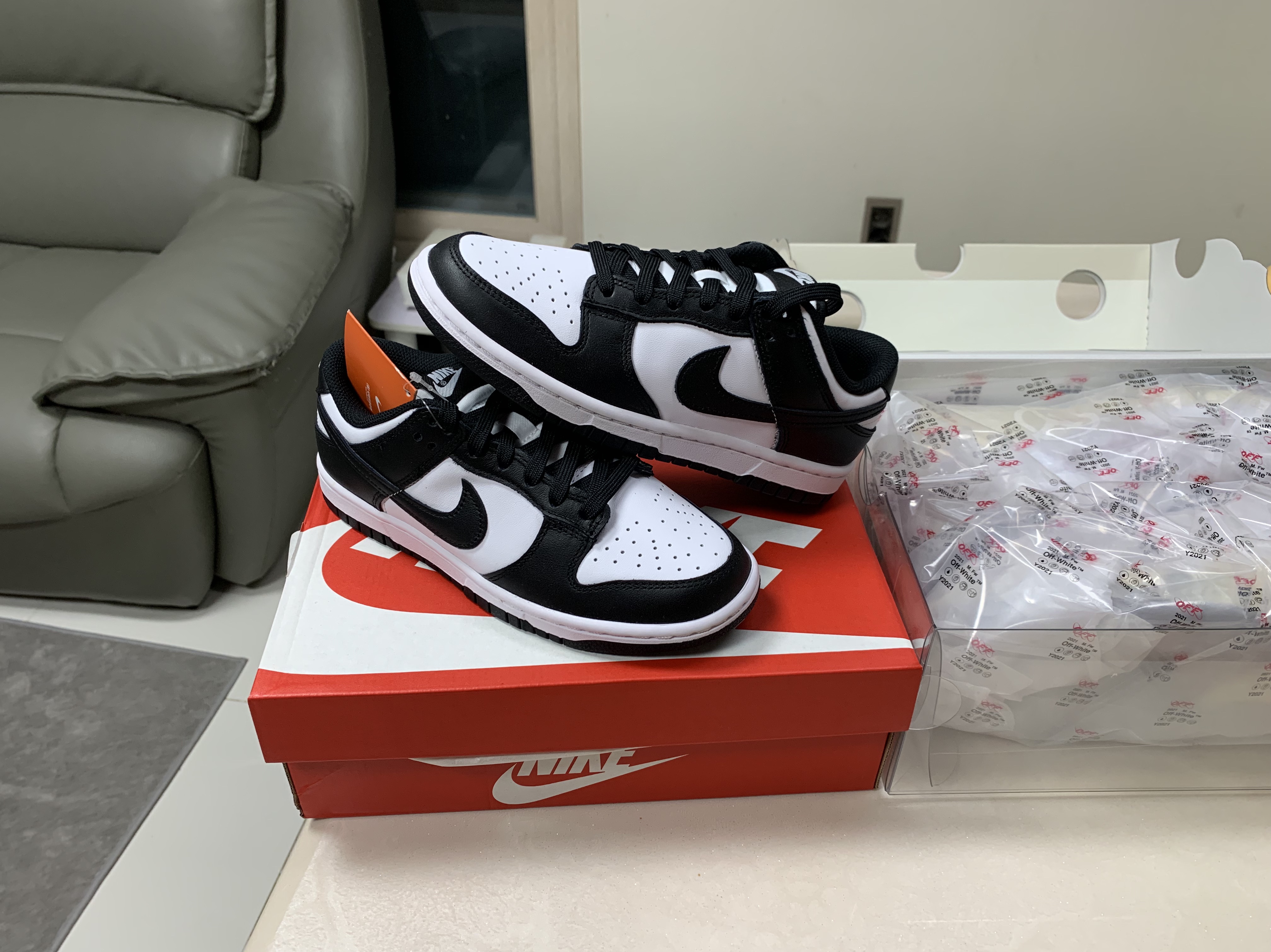 (W) Nike Dunk Low Black 착용 스타일 - 1