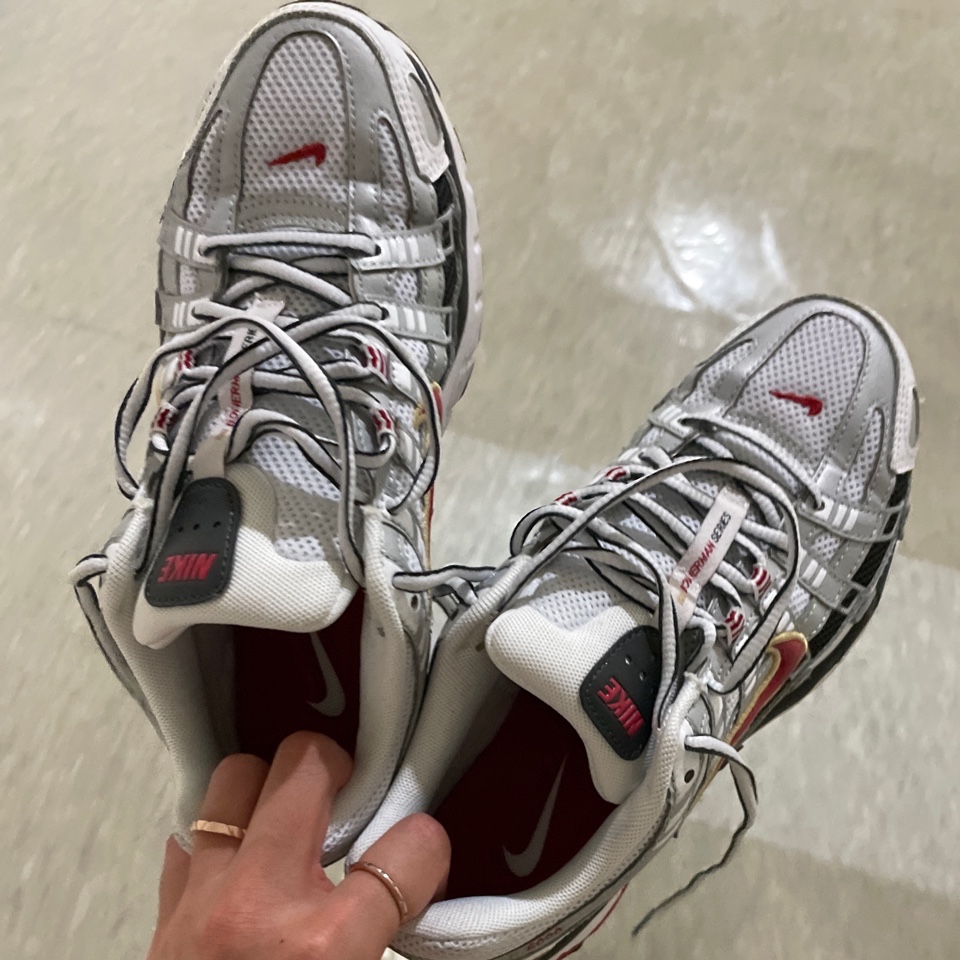 (W) Nike P-6000 Metallic Silver Red 착용 스타일