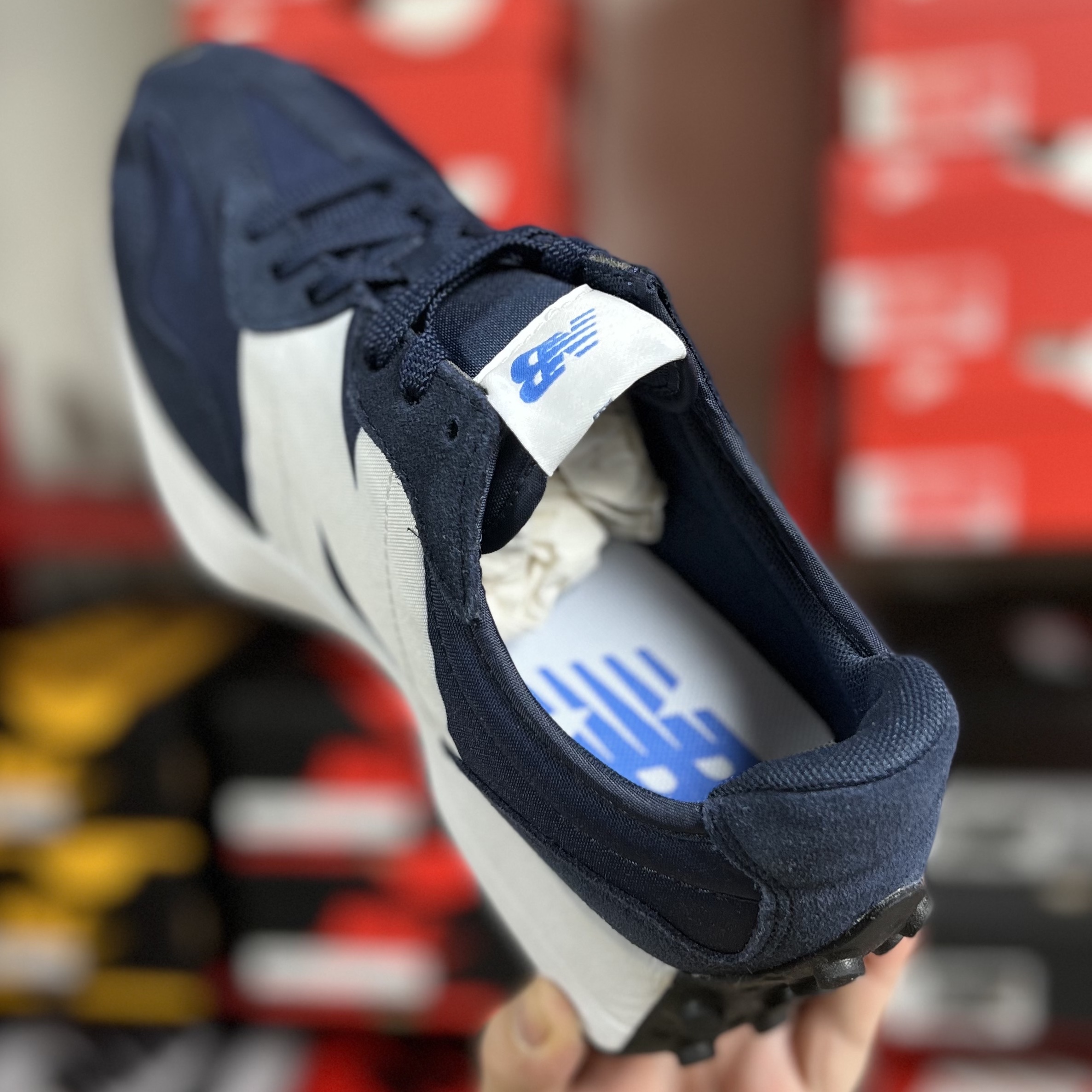 New Balance 327 Navy 착용 스타일 - 2