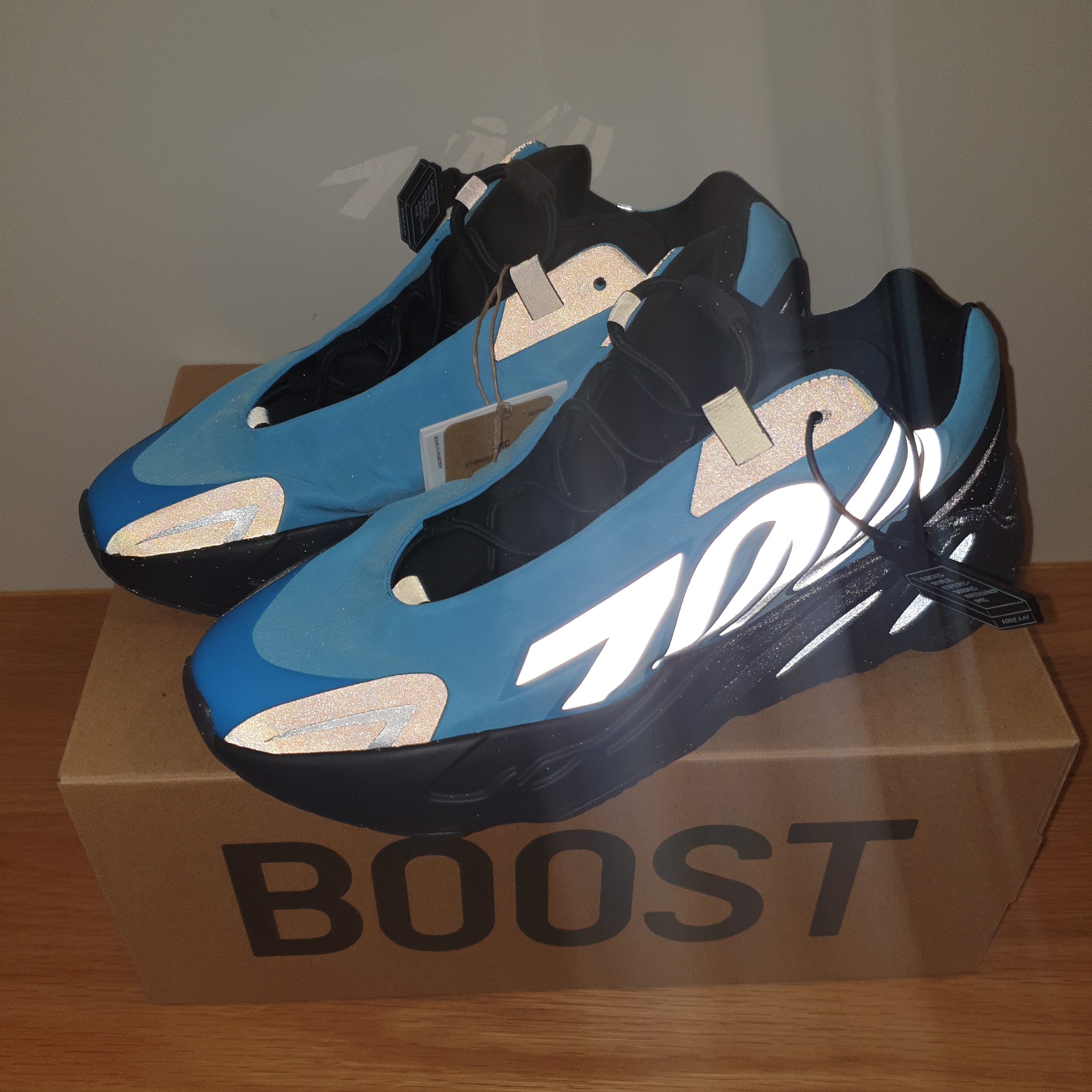 Adidas Yeezy Boost 700 MNVN Bright Cyan 착용 스타일 - 1
