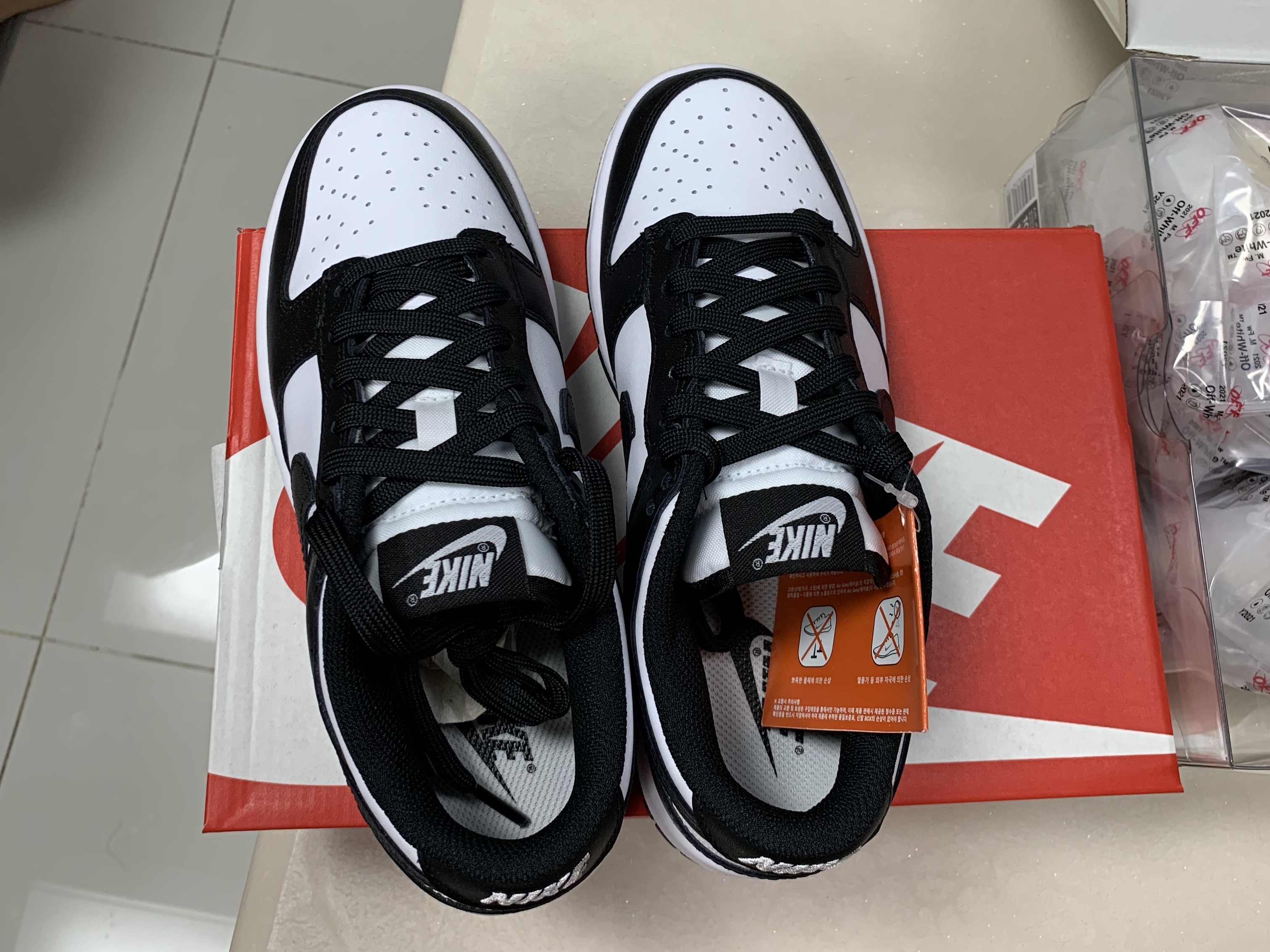 (W) Nike Dunk Low Black 착용 스타일 - 5