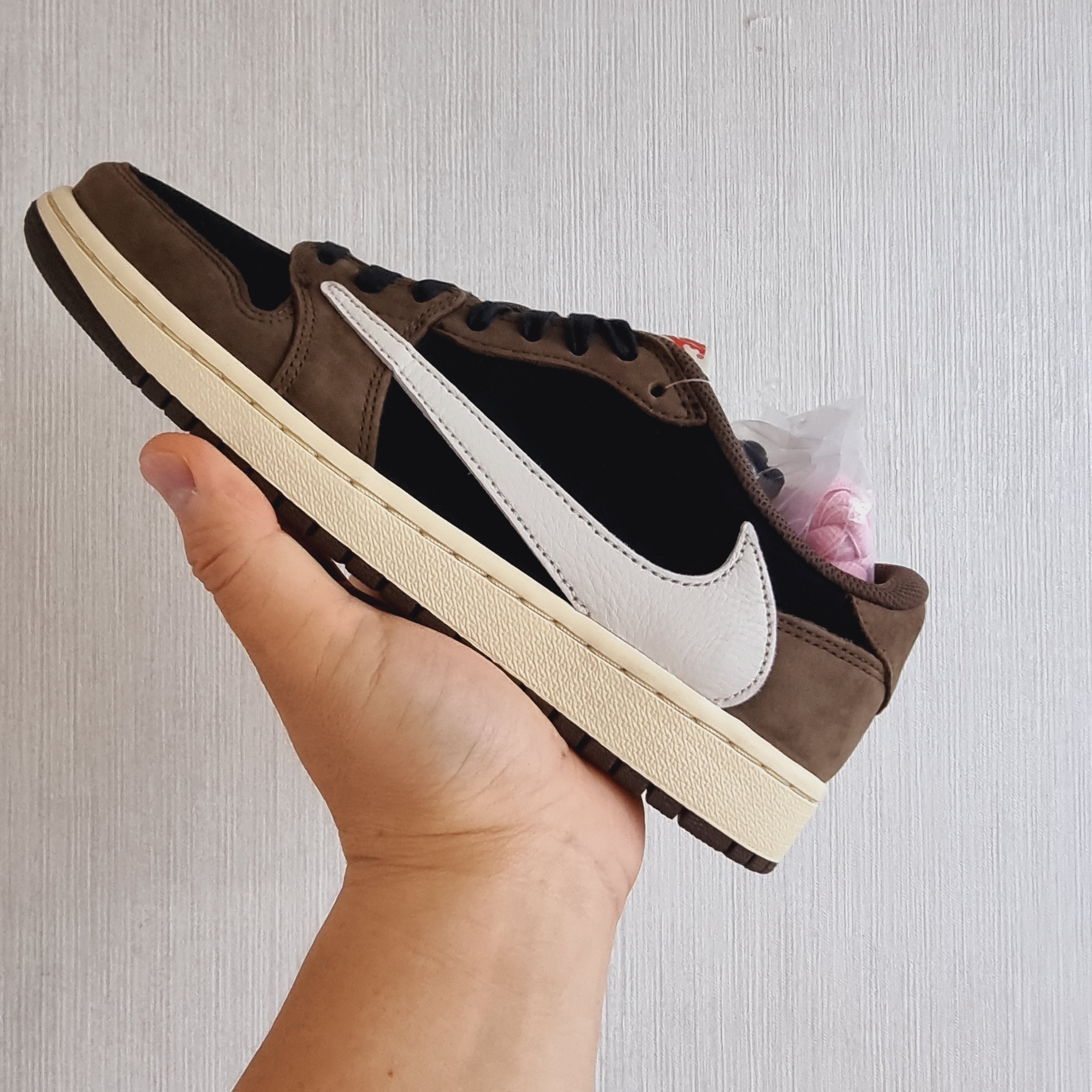 Jordan 1 x Travis Scott Retro Low OG SP Mocha 착용 스타일 - 1