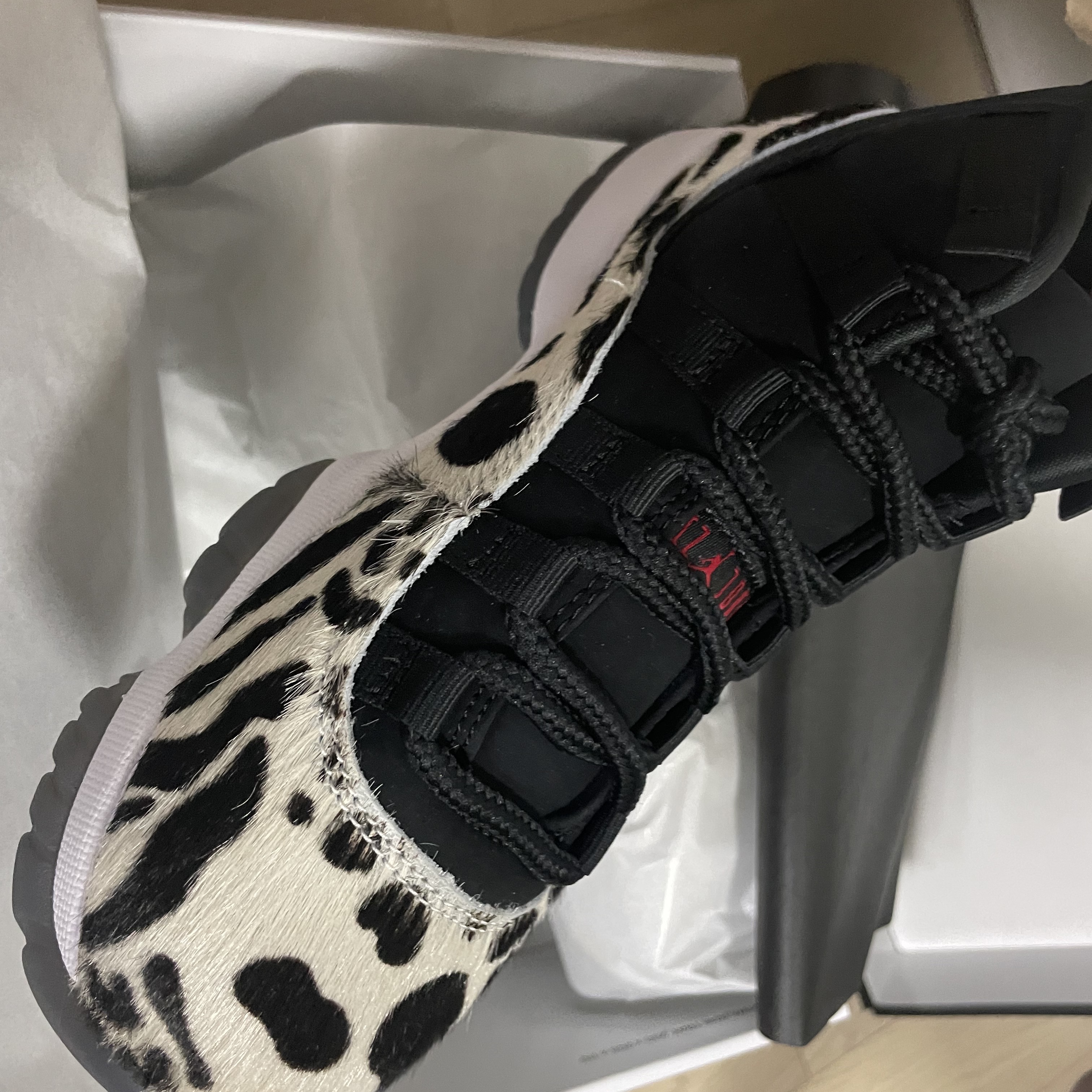 (W) Jordan 11 Retro Animal Instinct Black White 착용 스타일 - 2