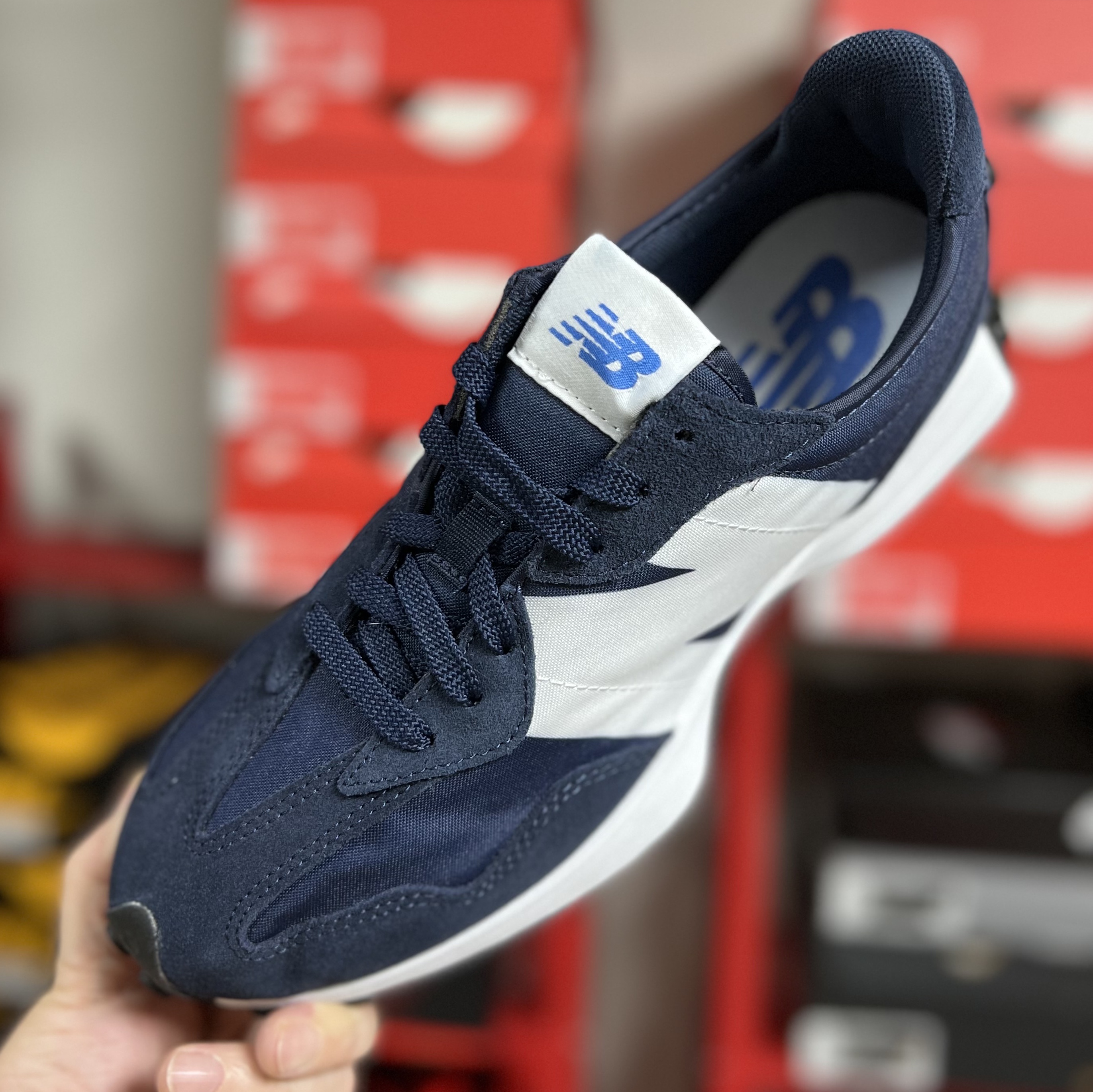 New Balance 327 Navy 착용 스타일 - 1