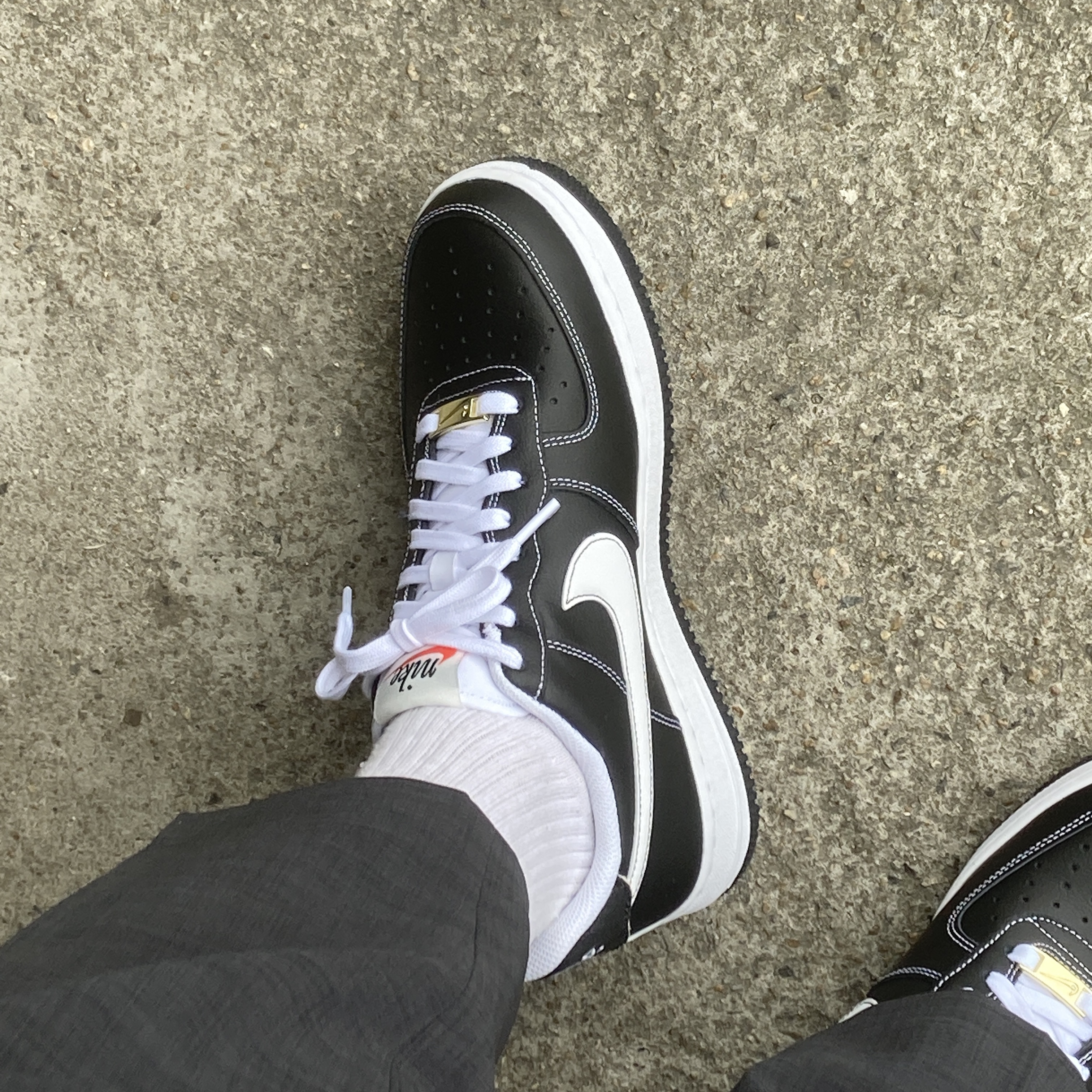 Nike Air Force 1 '07 First Use Black White 착용 스타일 - 4