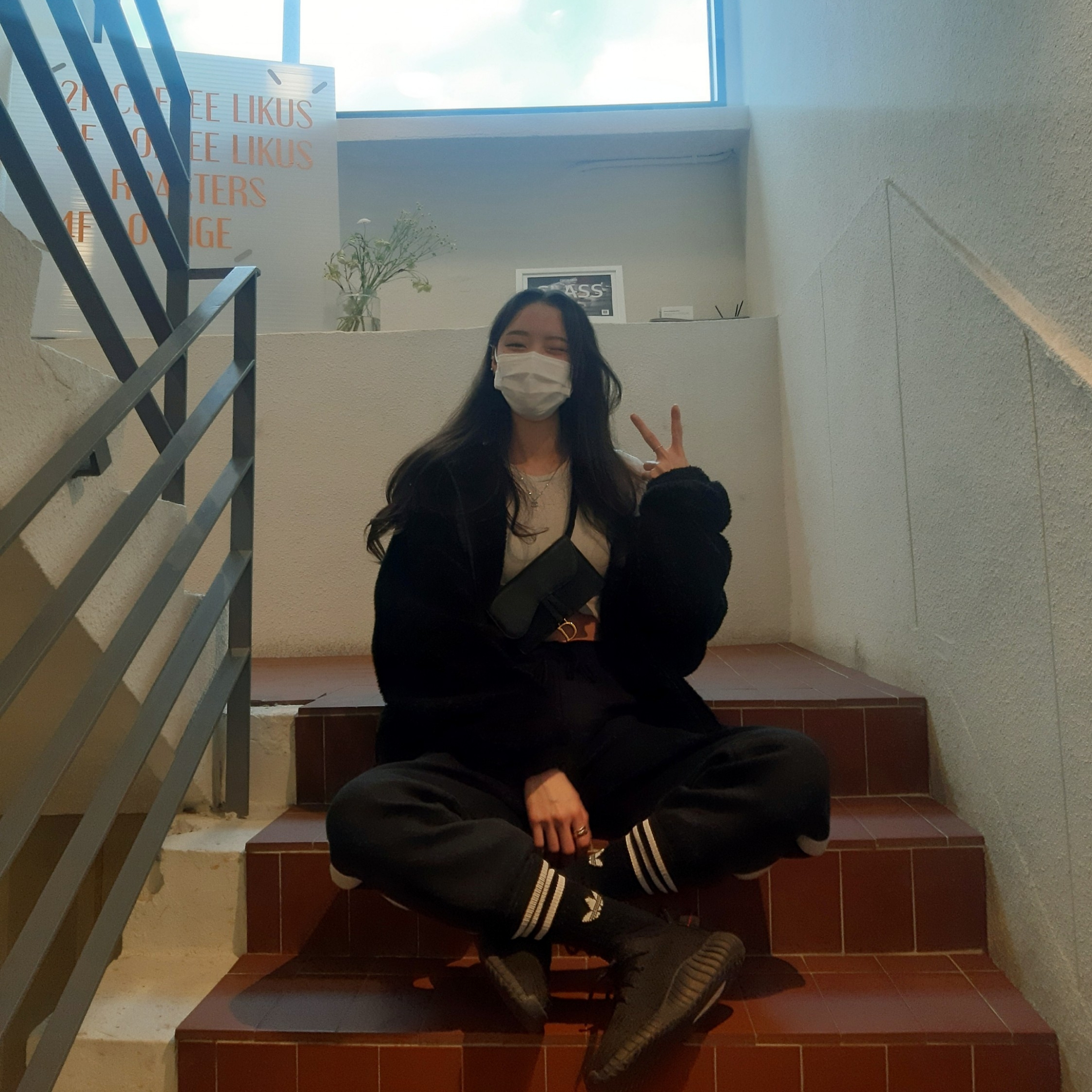 Adidas Yeezy Boost 350 V2 Black Red 2020 착용 스타일 - 5