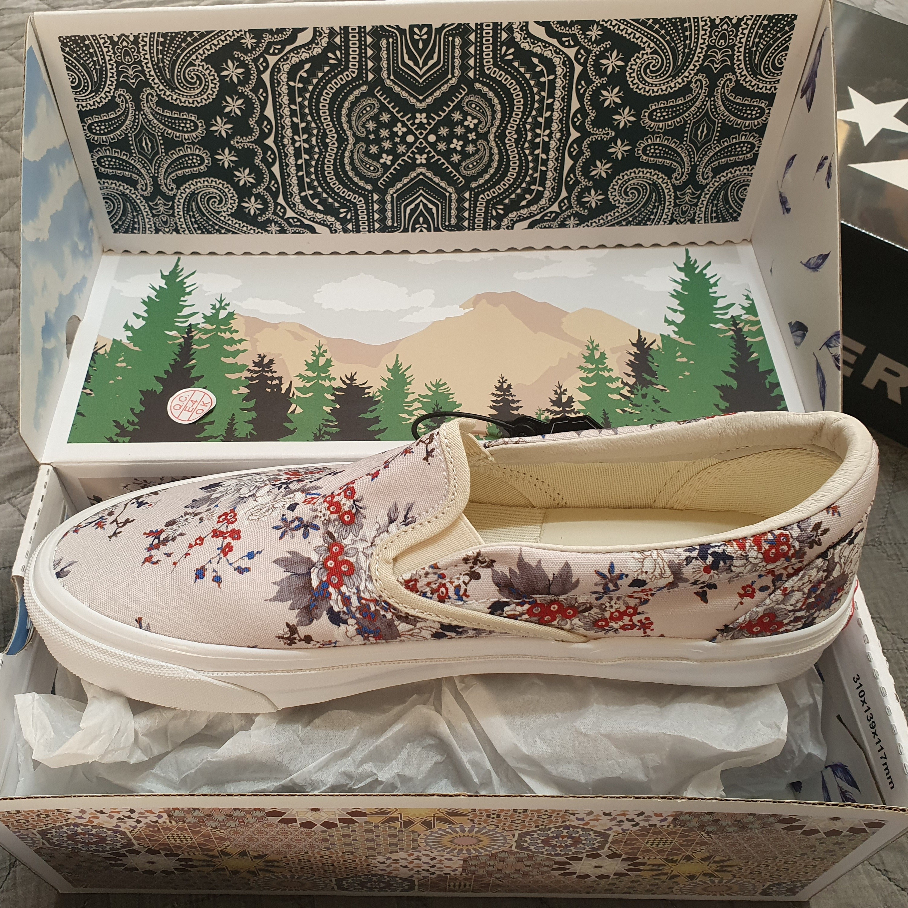 Vans Vault x Kith 10th Anniversary OG Classic Slip-On LX Floral Turtledove 착용 스타일 - 3