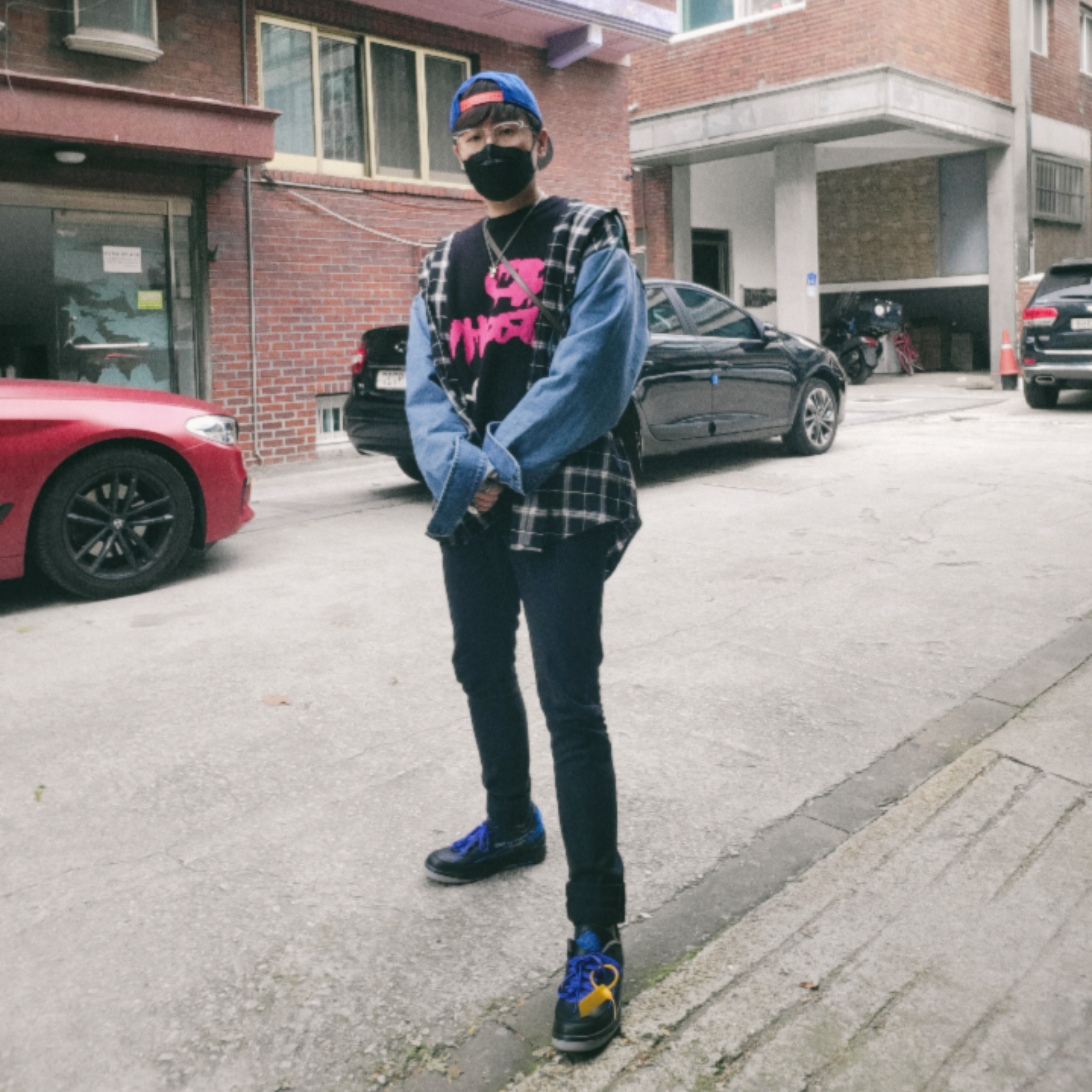 Jordan 2 x Off-White Retro Low SP Black and Varsity Royal 착용 스타일