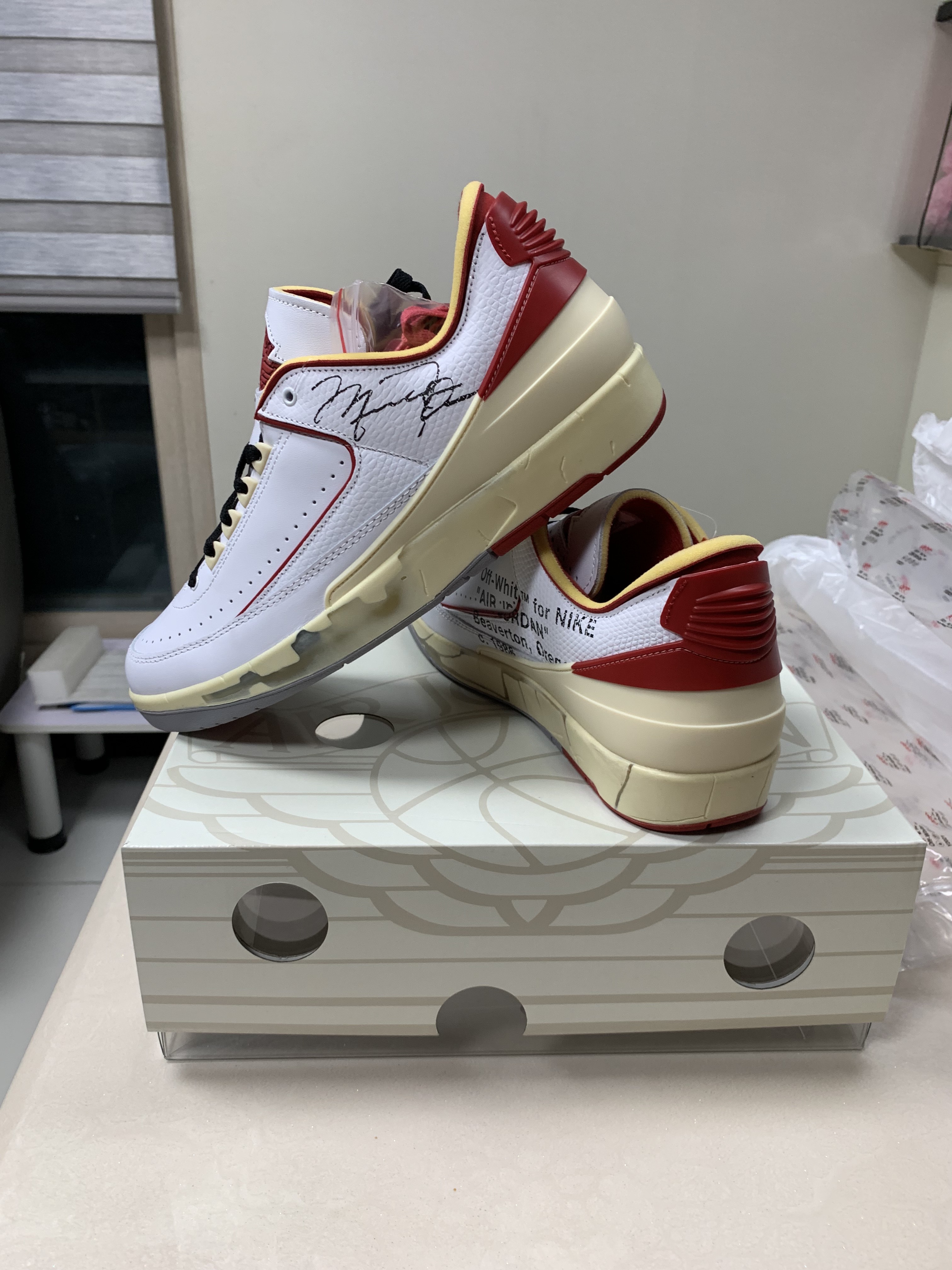 Jordan 2 x Off-White Retro Low SP White and Varsity Red 착용 스타일 - 5