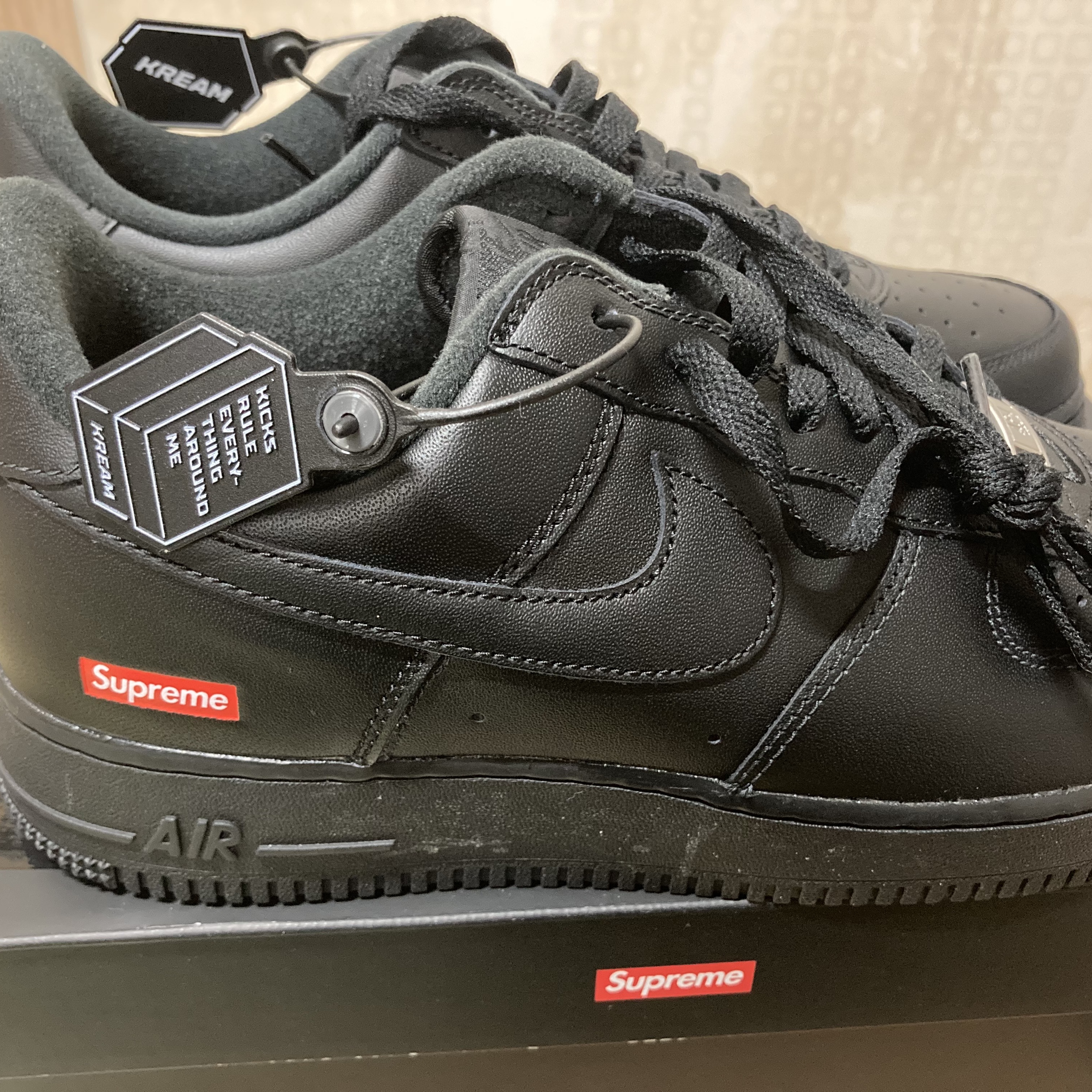 Nike x Supreme Air Force 1 Low Black 착용 스타일 - 1