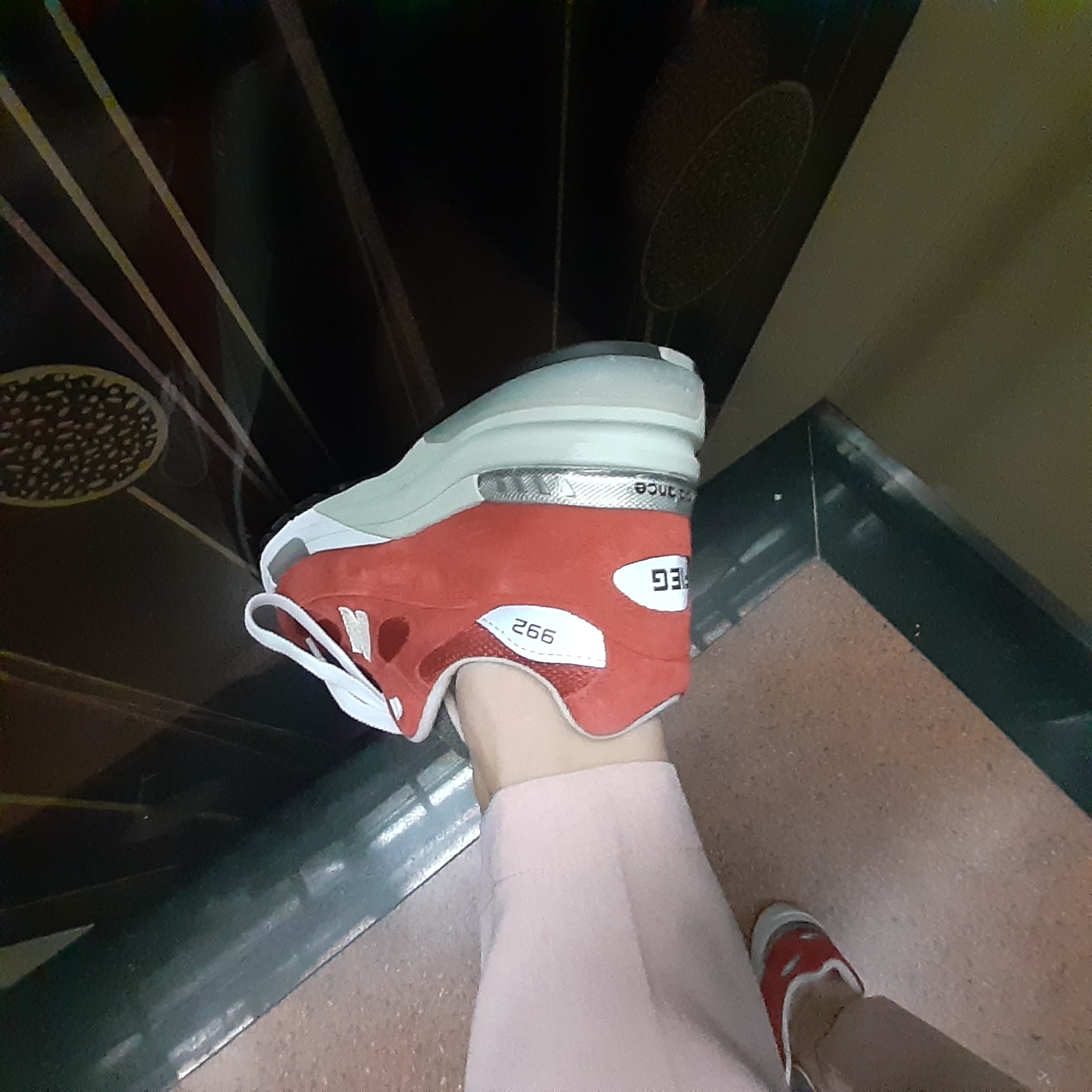New Balance x Kith 992 Made in USA Kithmas Team Red 착용 스타일 - 2