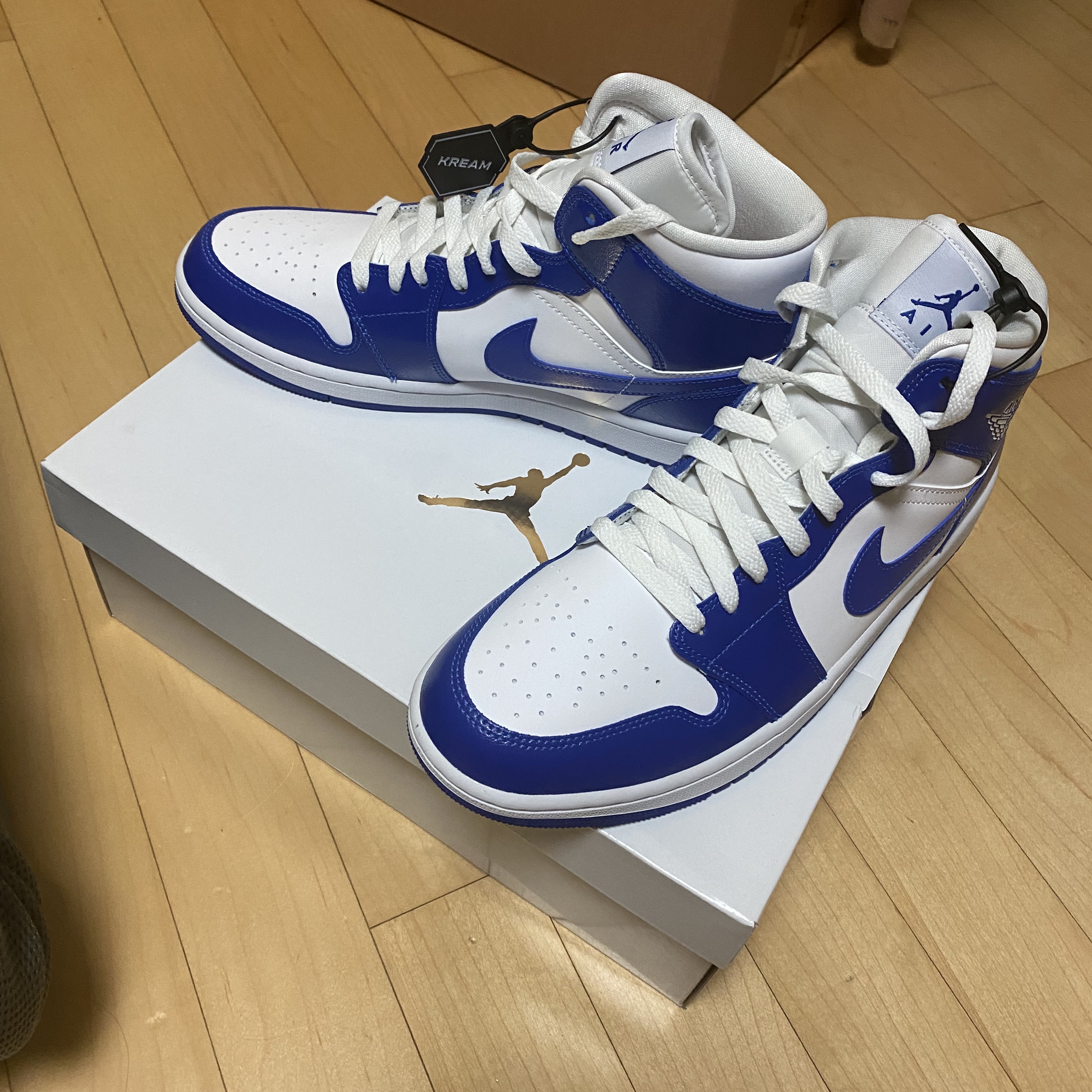 (W) Jordan 1 Mid White Hyper Royal 착용 스타일