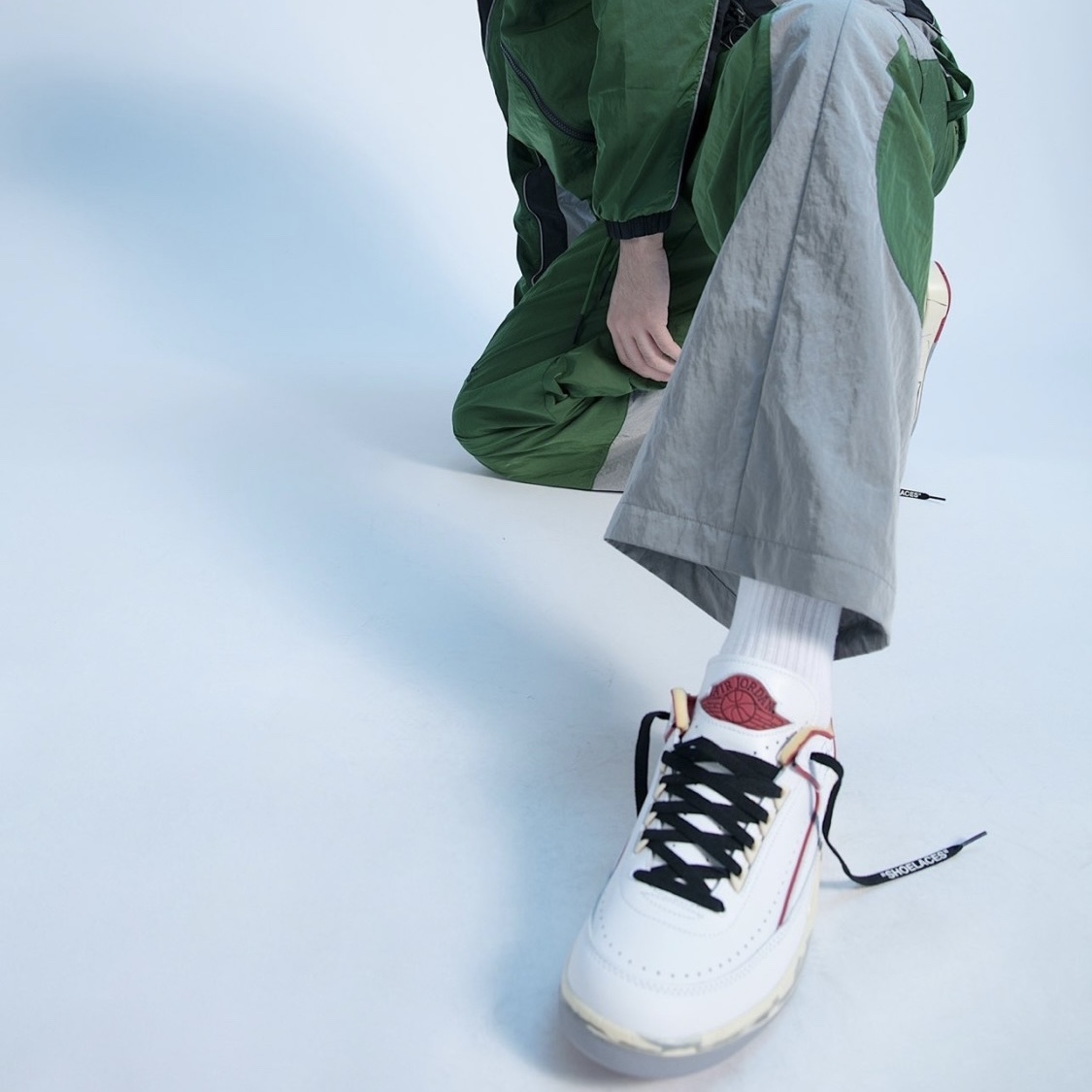 Jordan 2 x Off-White Retro Low SP White and Varsity Red, Jordan x Off-White Track Pants Forest Green - Asia 착용 스타일