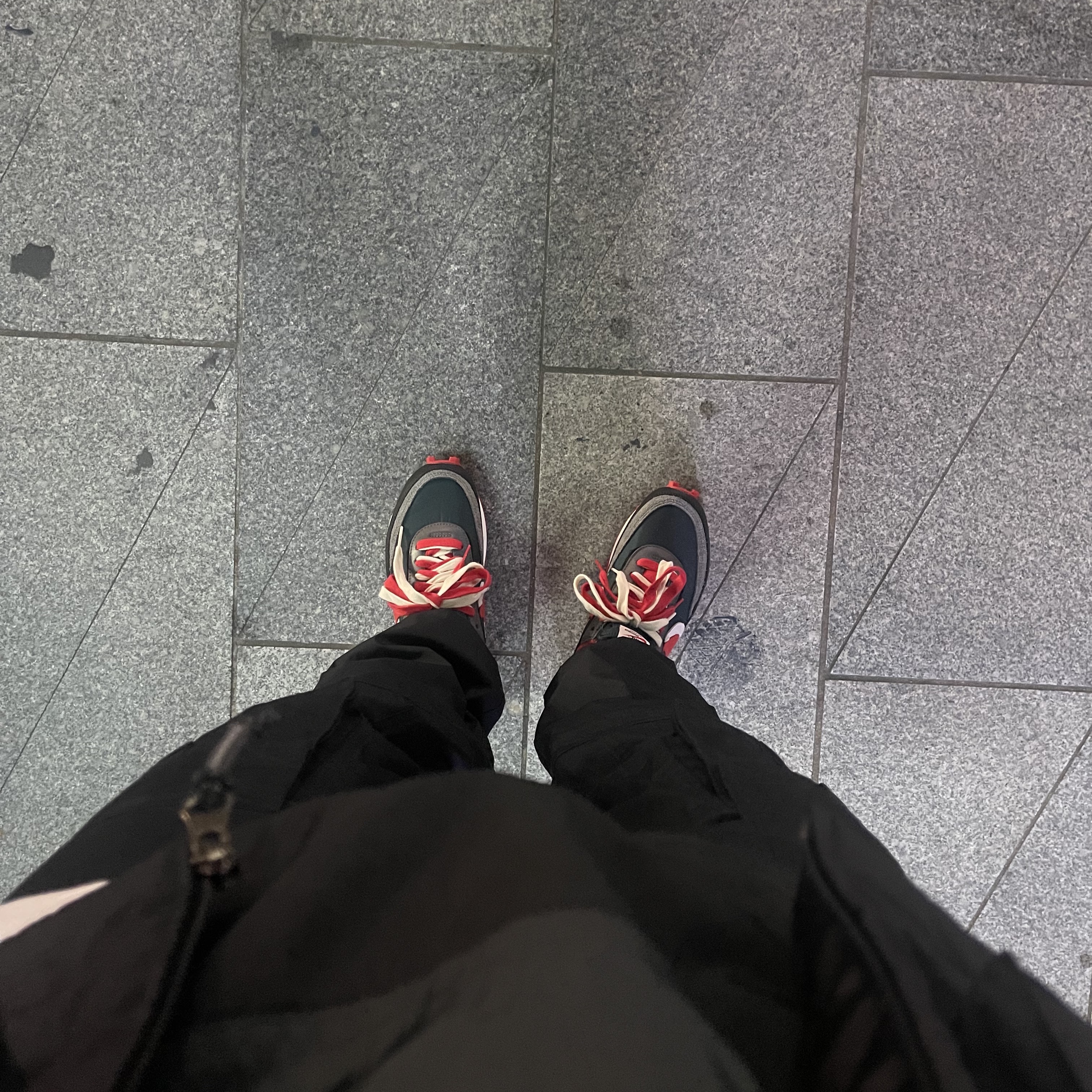 Nike x Sacai x Undercover LDWaffle Midnight Spruce University Red 착용 스타일