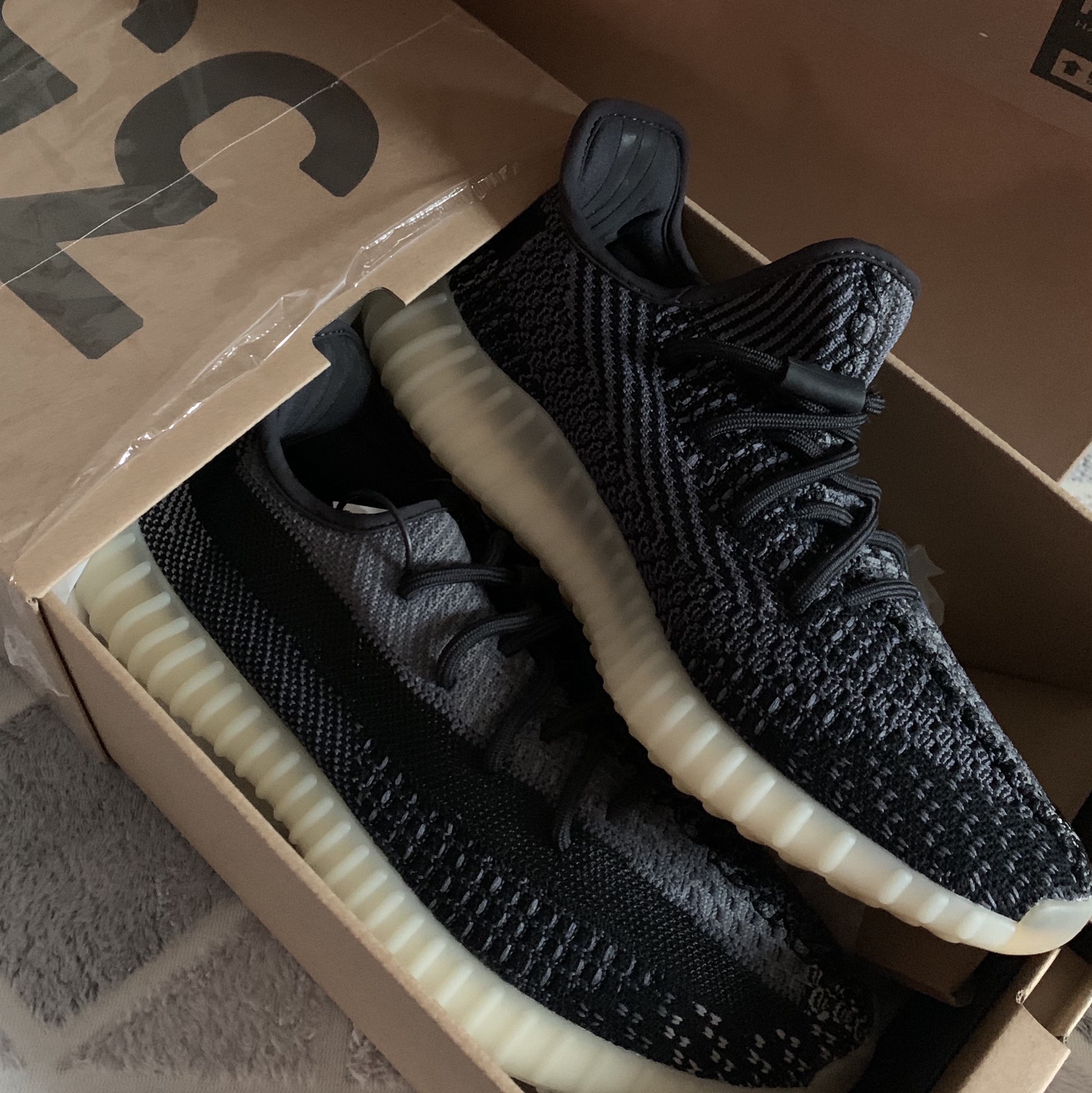 Adidas Yeezy Boost 350 V2 Carbon 착용 스타일 - 3