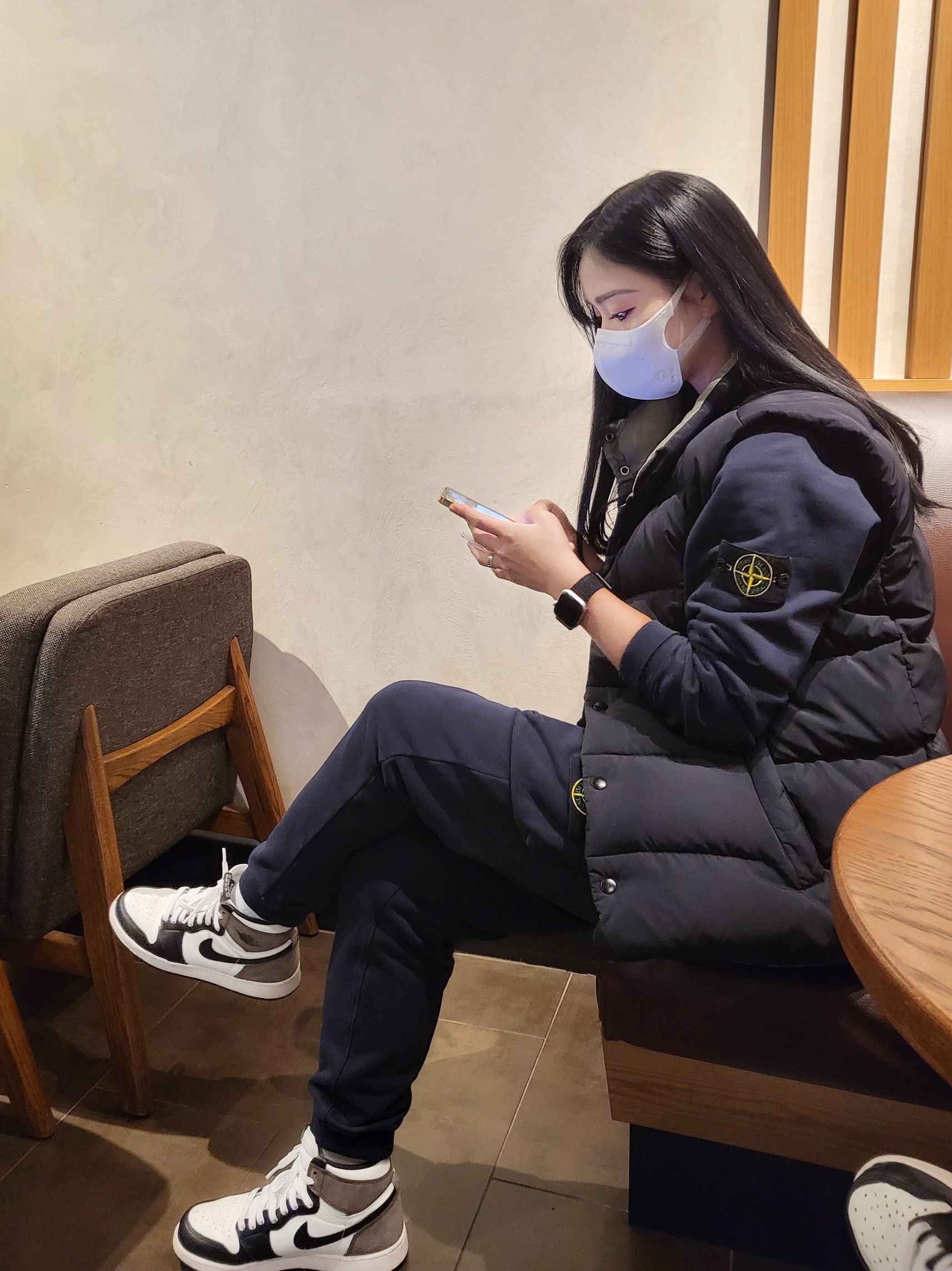 Jordan 1 Retro High OG Black Mocha, Stone Island 63020 Crewneck Sweatshirt Navy Blue - 21FW 착용 스타일