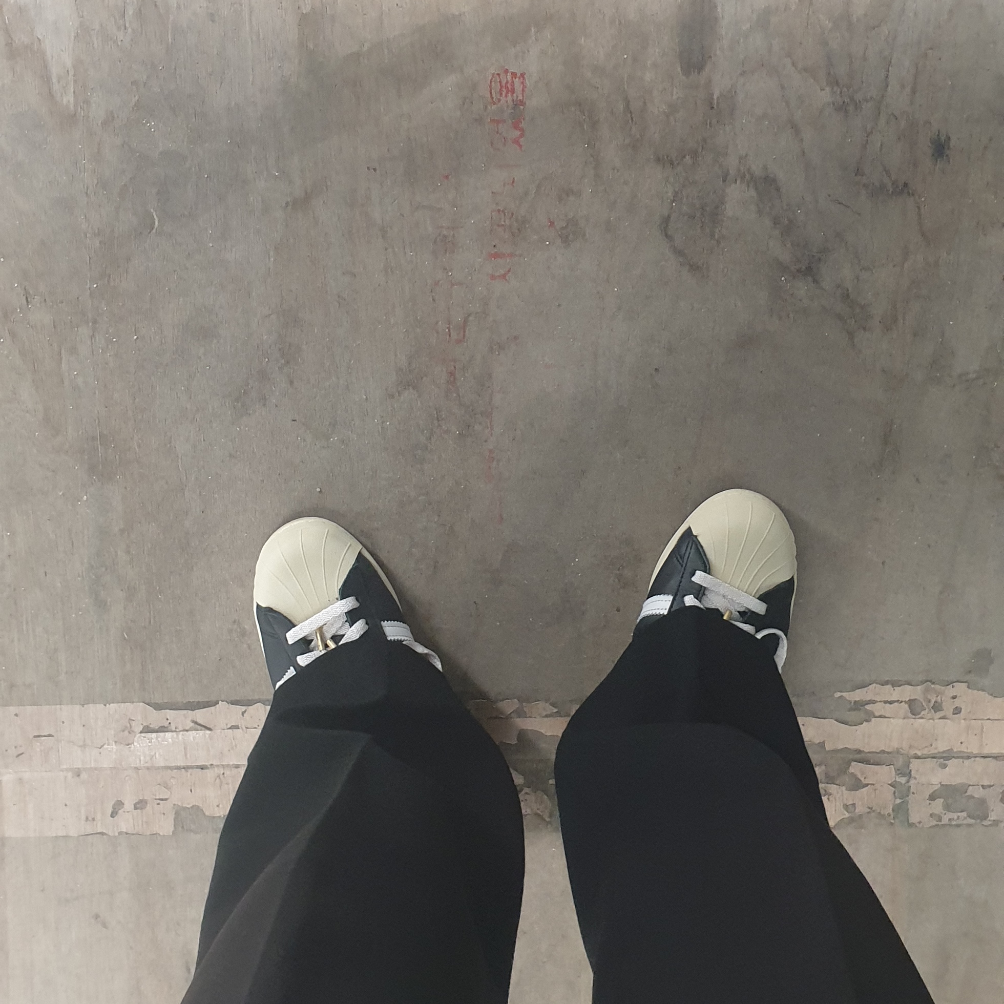 Adidas Superstar Premium Black White 착용 스타일