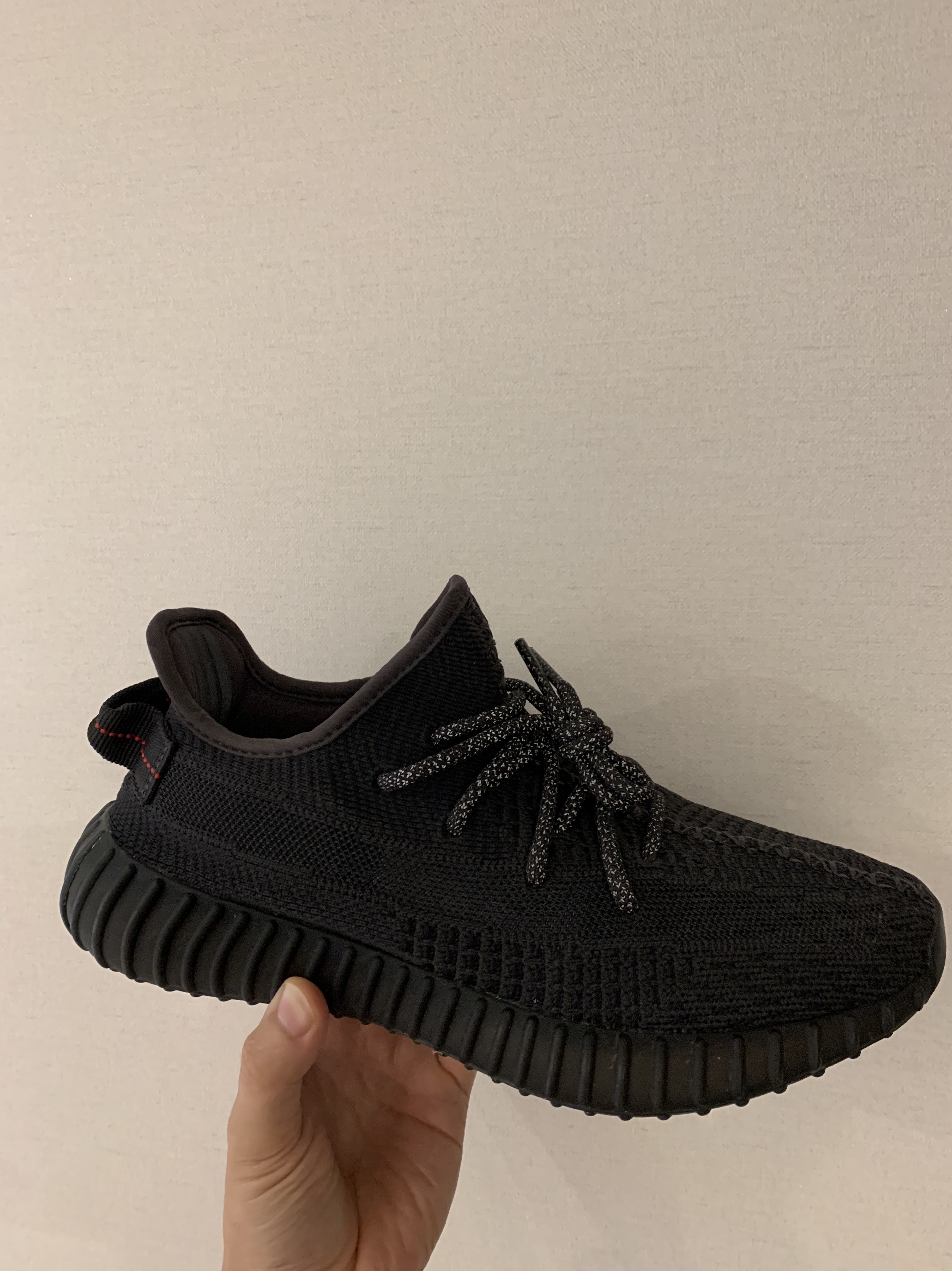 Adidas Yeezy Boost 350 V2 Black - Non-Reflective 착용 스타일 - 2
