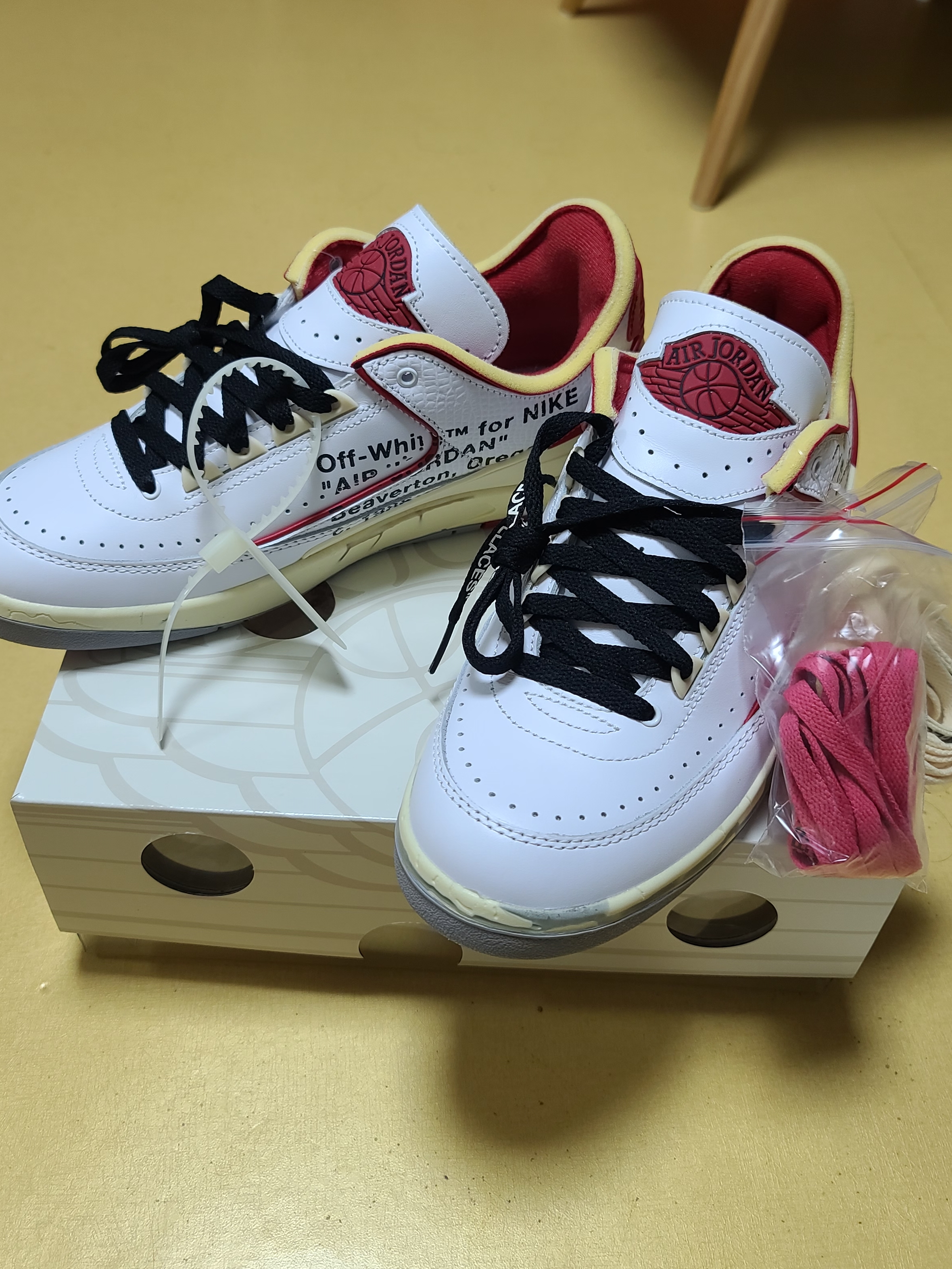 Jordan 2 x Off-White Retro Low SP White and Varsity Red 착용 스타일 - 1