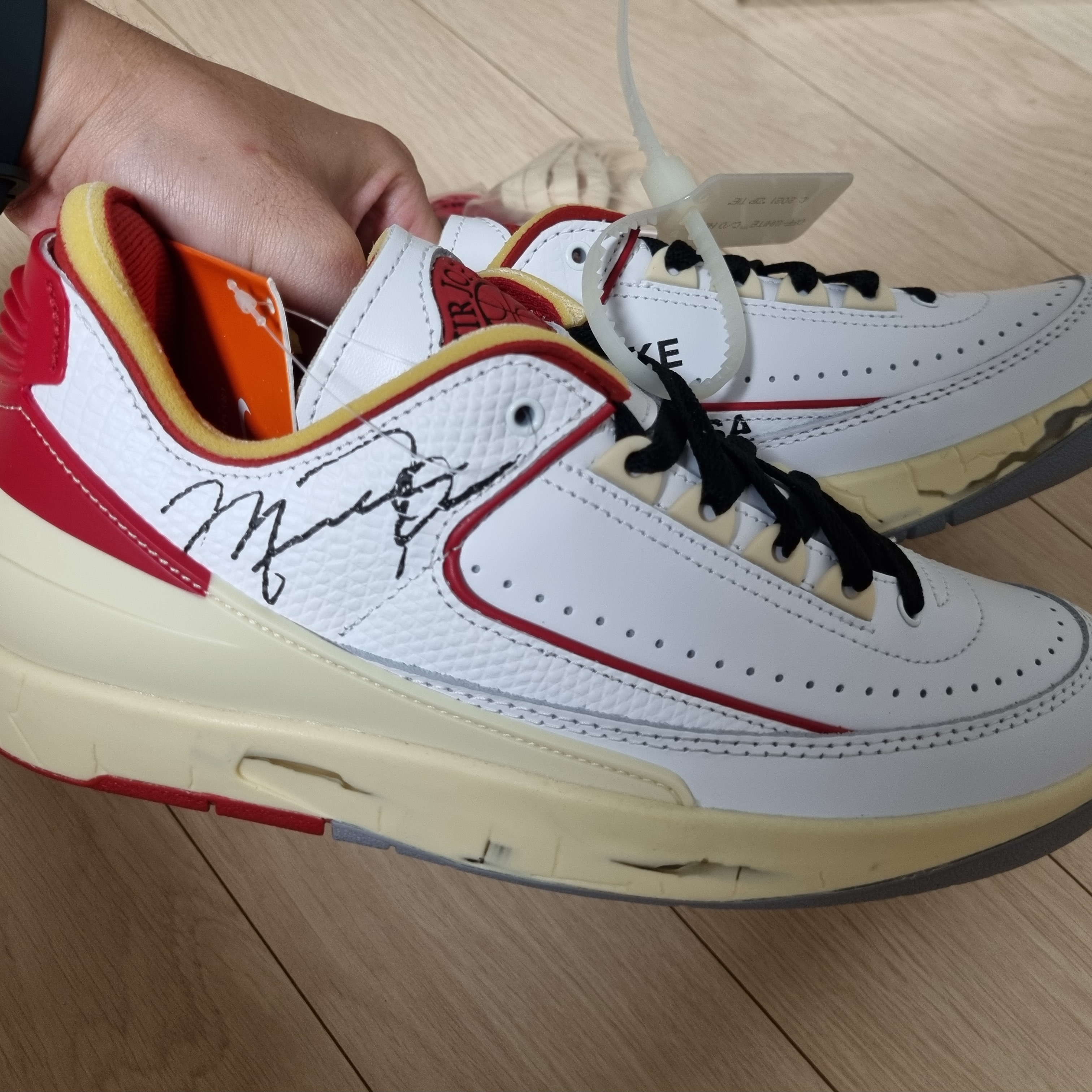Jordan 2 x Off-White Retro Low SP White and Varsity Red 착용 스타일 - 2