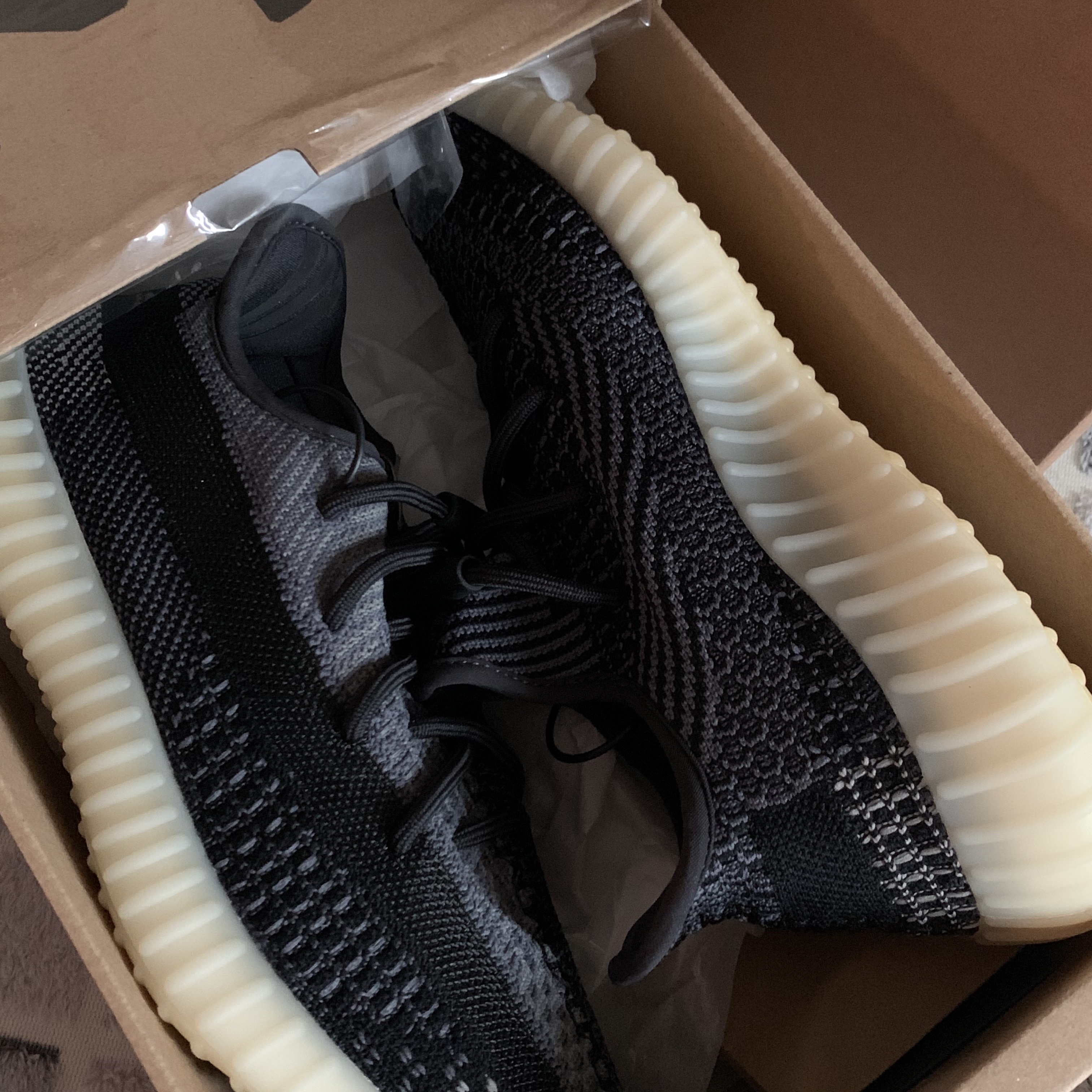 Adidas Yeezy Boost 350 V2 Carbon 착용 스타일 - 2