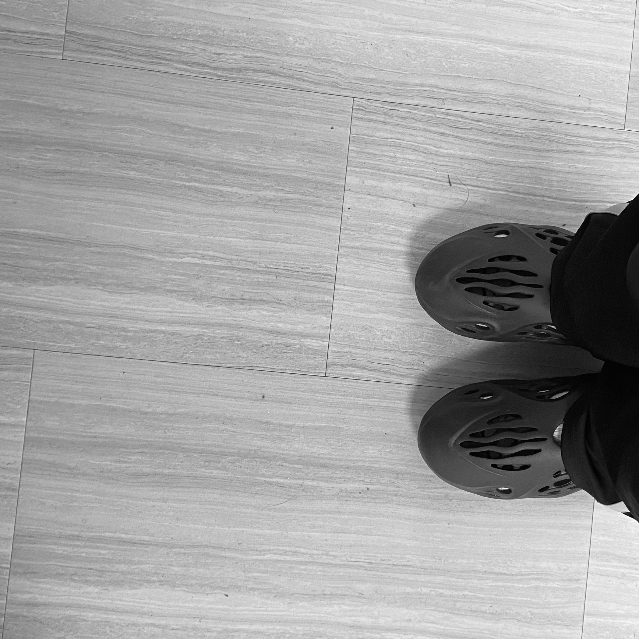 Adidas Yeezy Foam RNNR Mineral Blue 착용 스타일