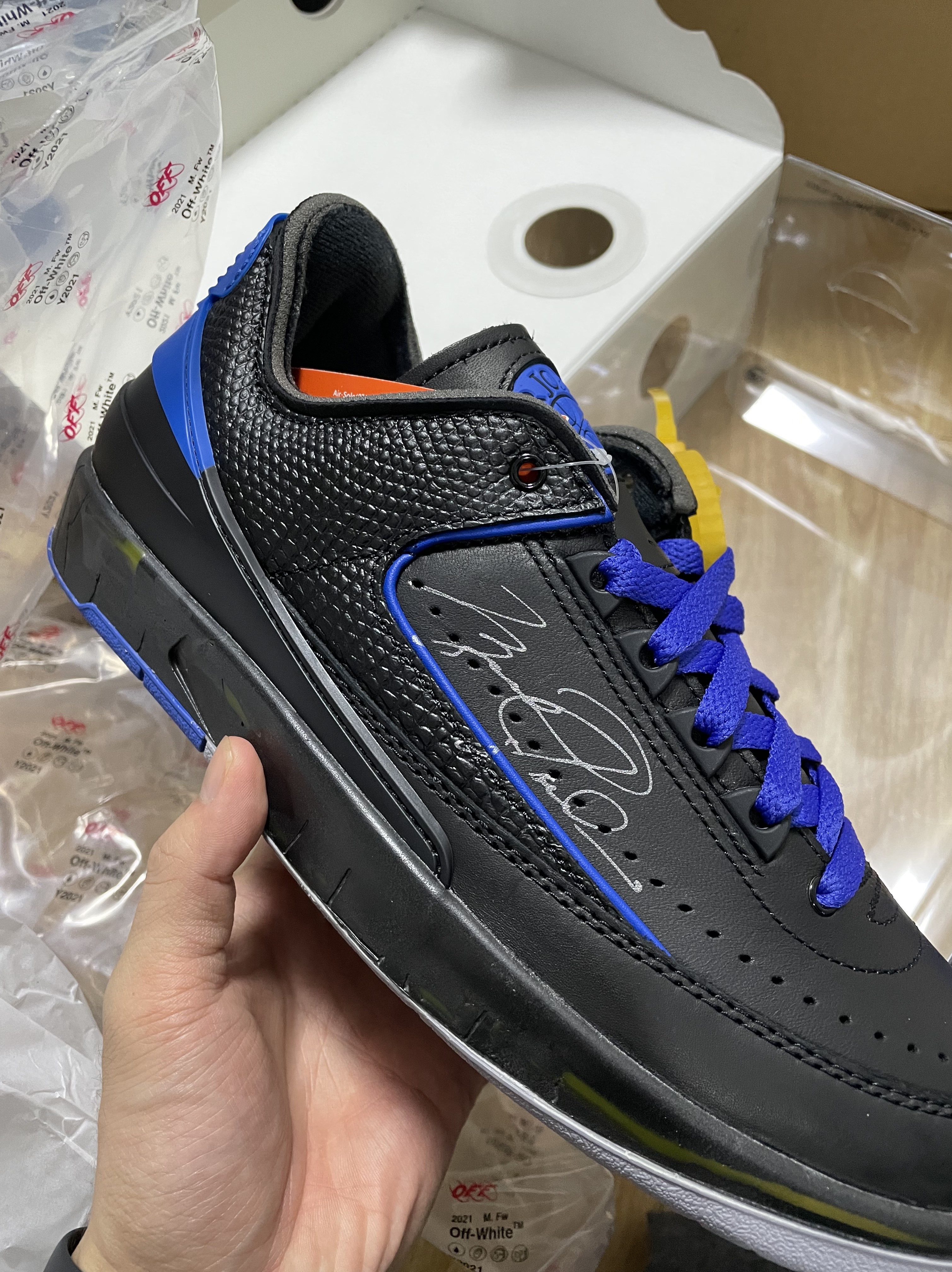 Jordan 2 x Off-White Retro Low SP Black and Varsity Royal 착용 스타일 - 1