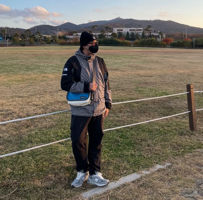 Supreme x The North Face Studded Mountain Light Jacket Black - 21SS, New Balance 993 Made in USA Grey - D Standard 착용 스타일