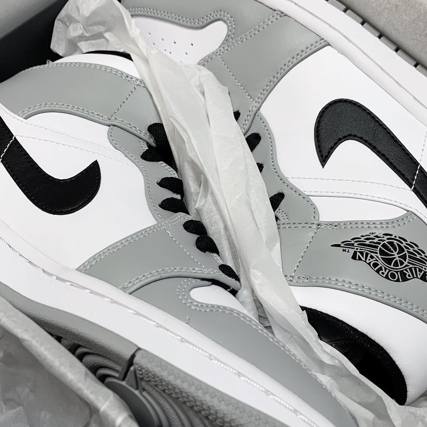 Jordan 1 Mid Light Smoke Grey 착용 스타일 - 3