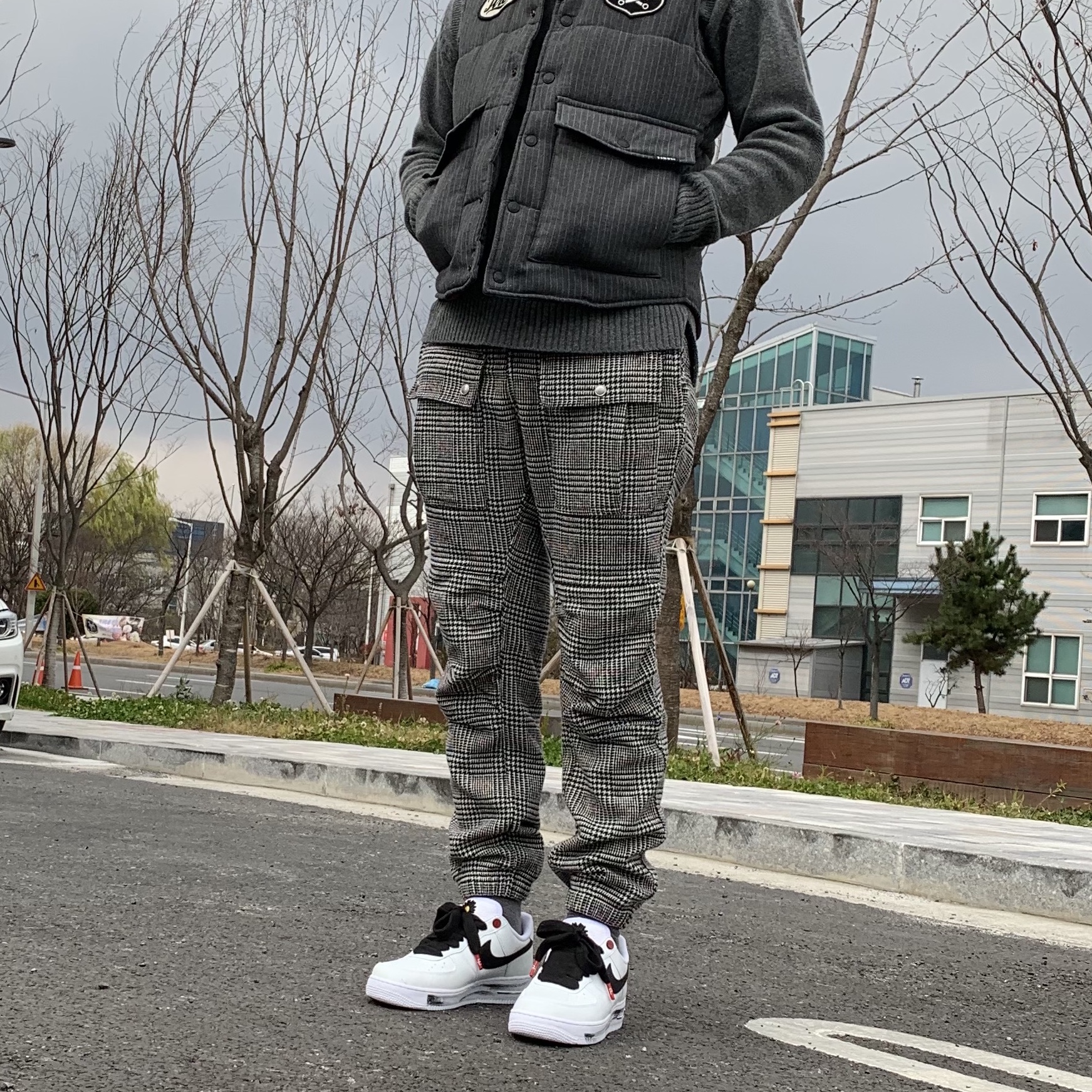 Nike x Peaceminusone Air Force 1 Low Para-Noise 2.0 착용 스타일 - 1