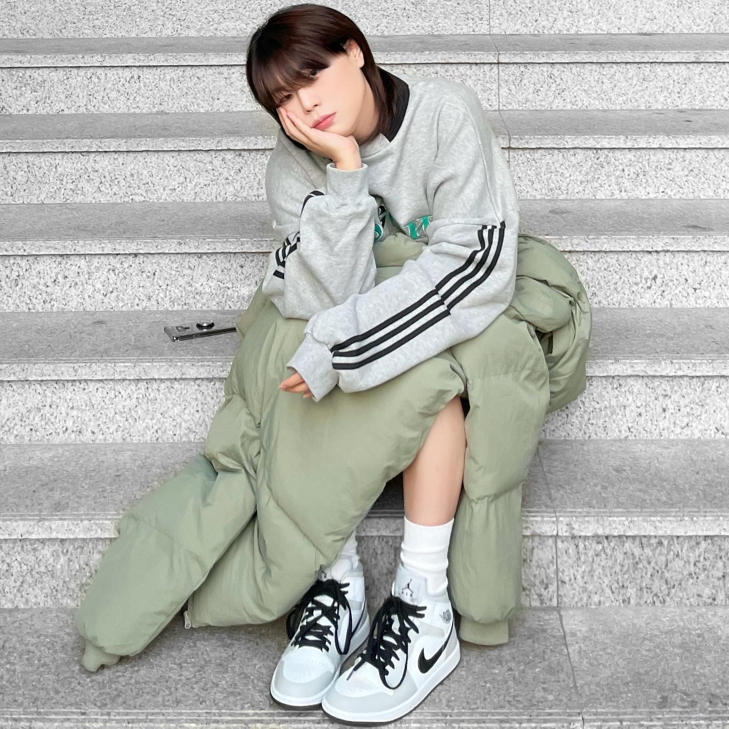 (W) Jordan 1 Mid Grey Fog 착용 스타일 - 1