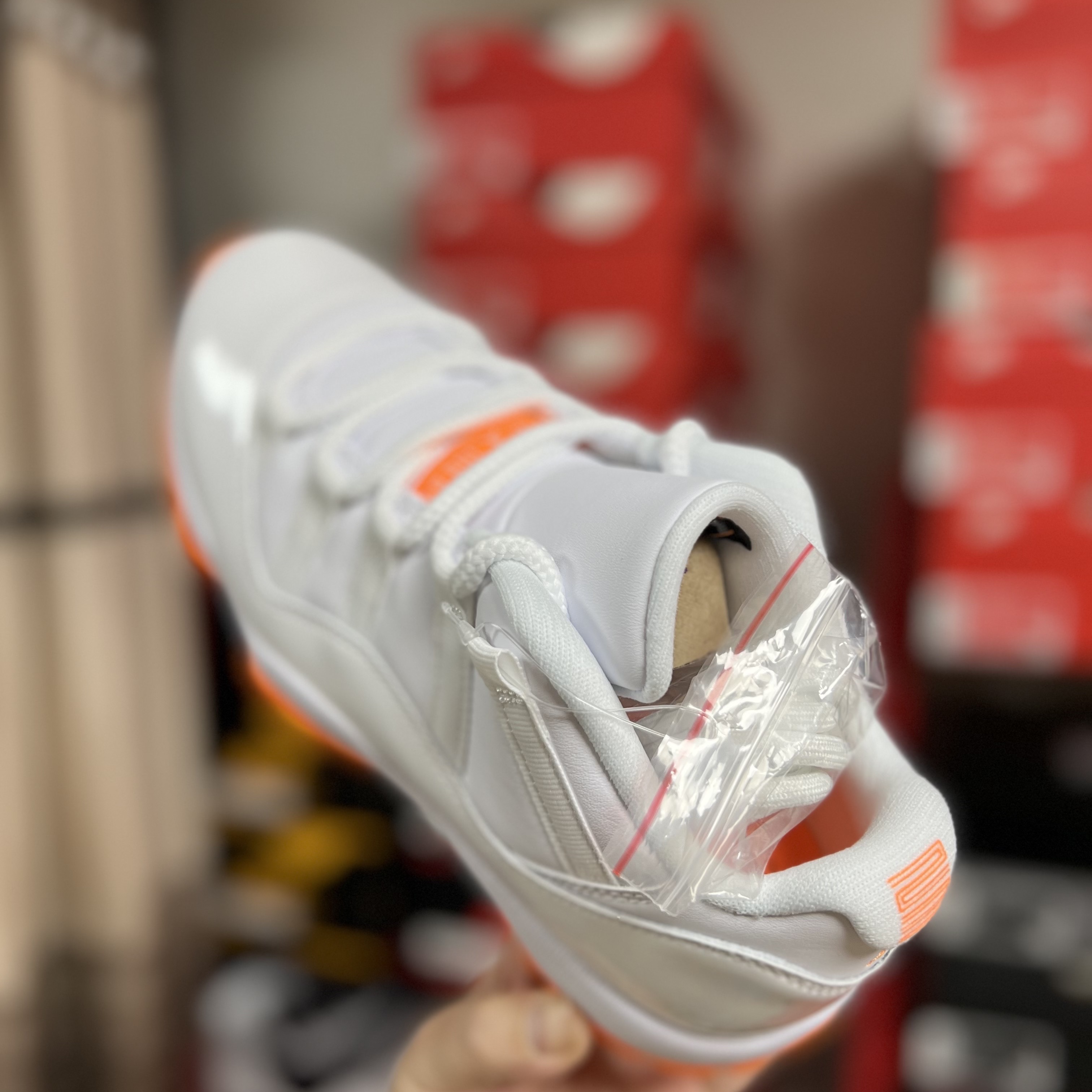 (W) Jordan 11 Retro Low Bright Citrus 착용 스타일 - 2
