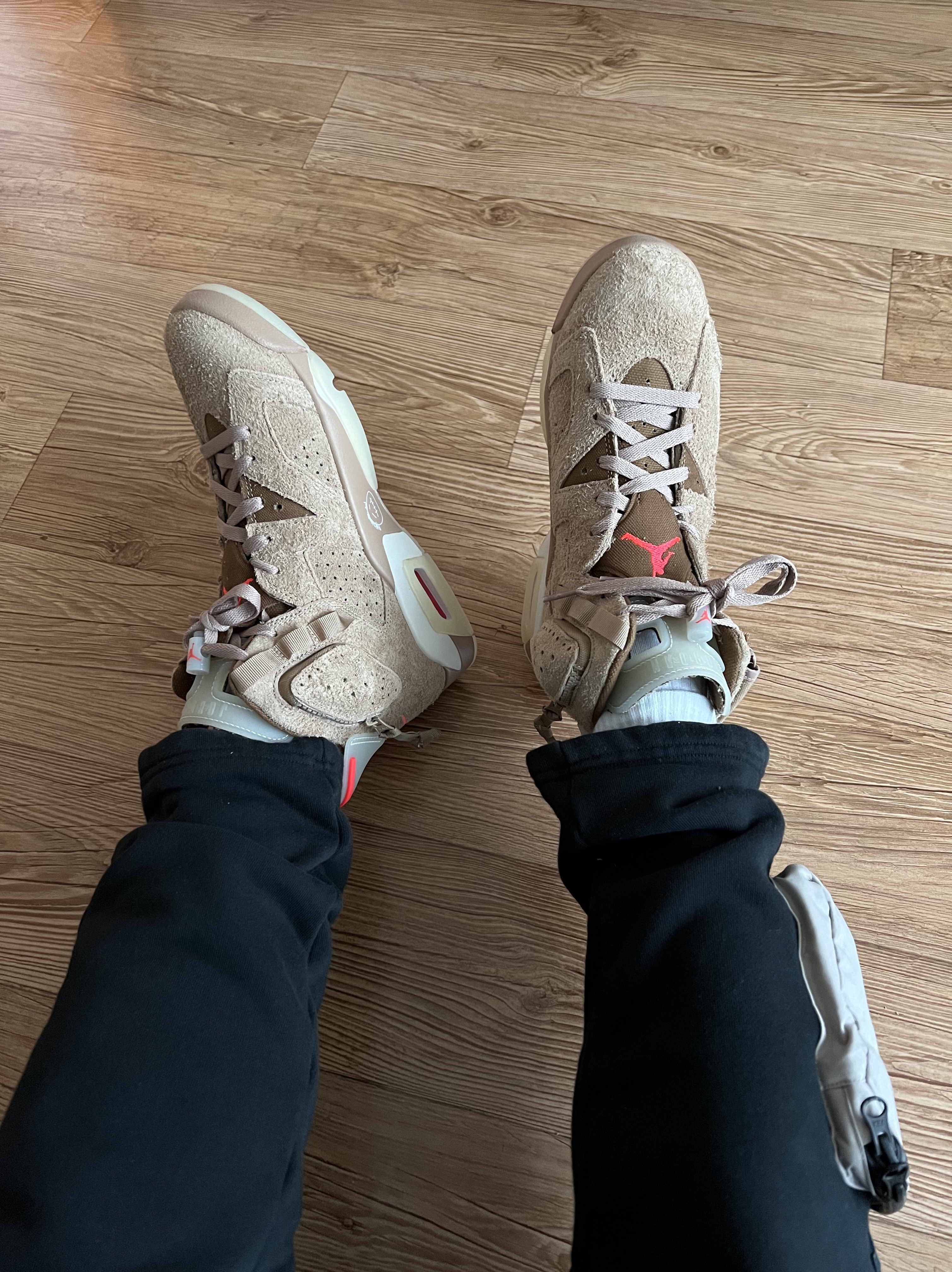 Jordan 6 x Travis Scott Retro SP British Khaki, Nike x Travis Scott NRG AG Utility Sweatpants Black 착용 스타일