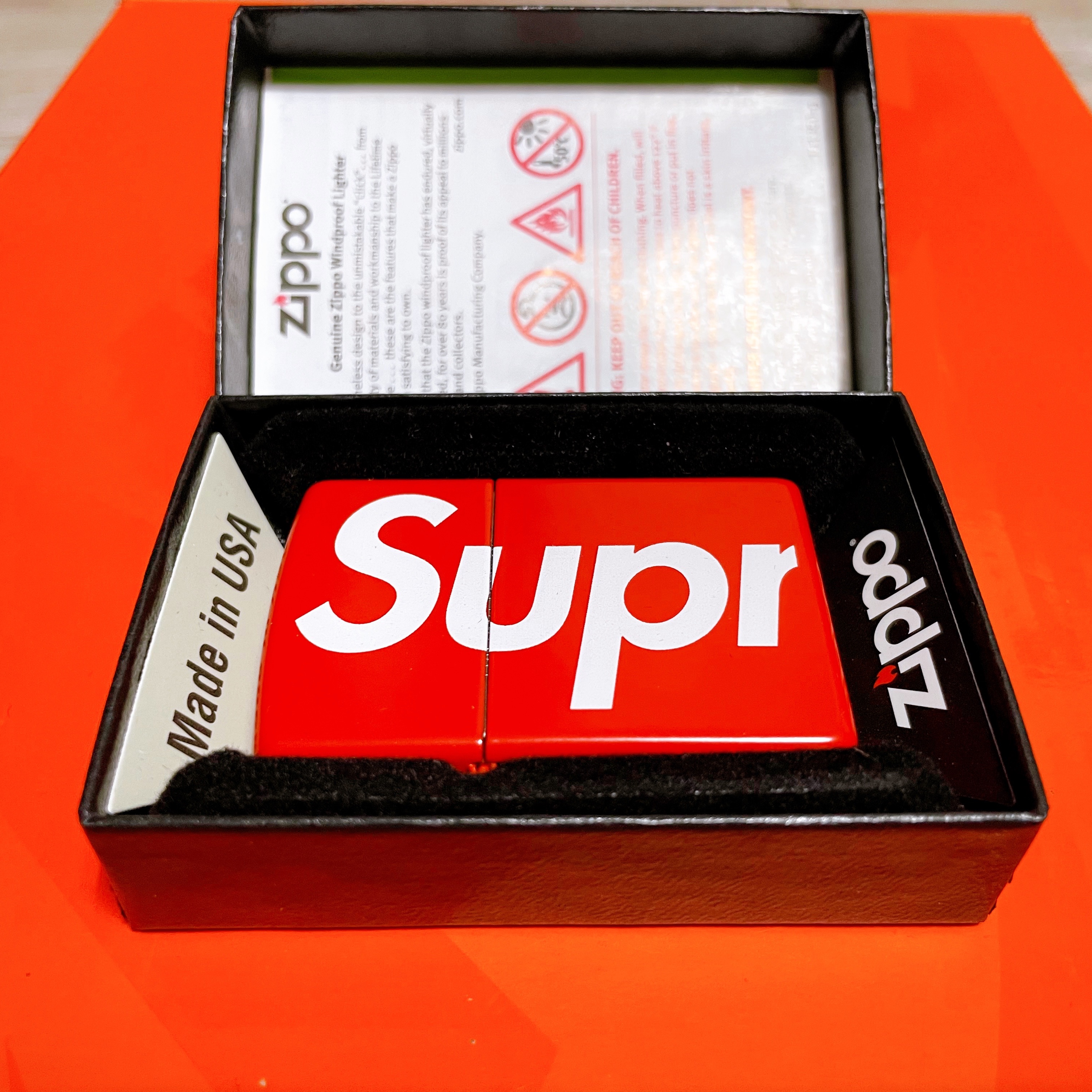 Supreme Logo Zippo Red 착용 스타일