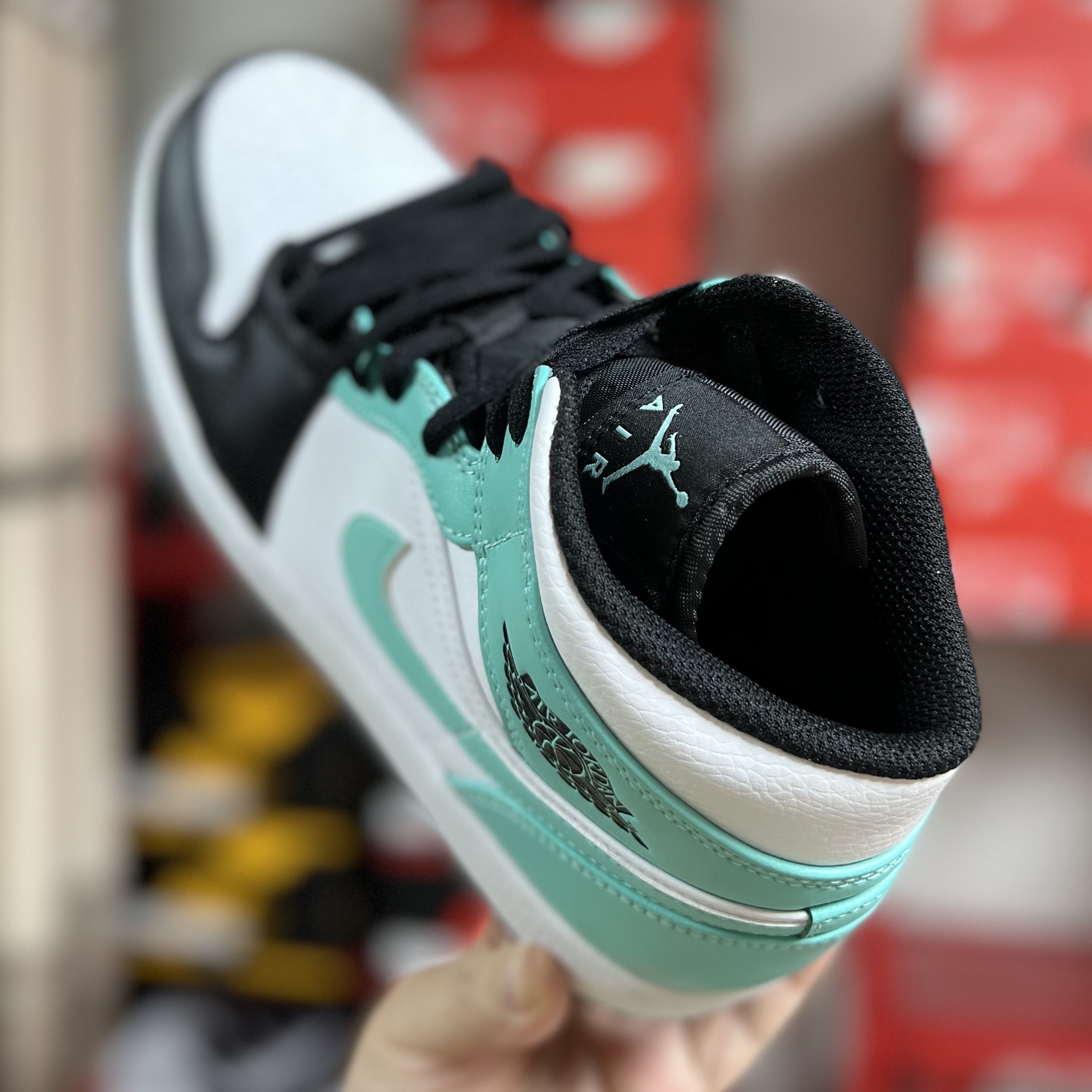 Jordan 1 Mid Tropical Twist 착용 스타일 - 2