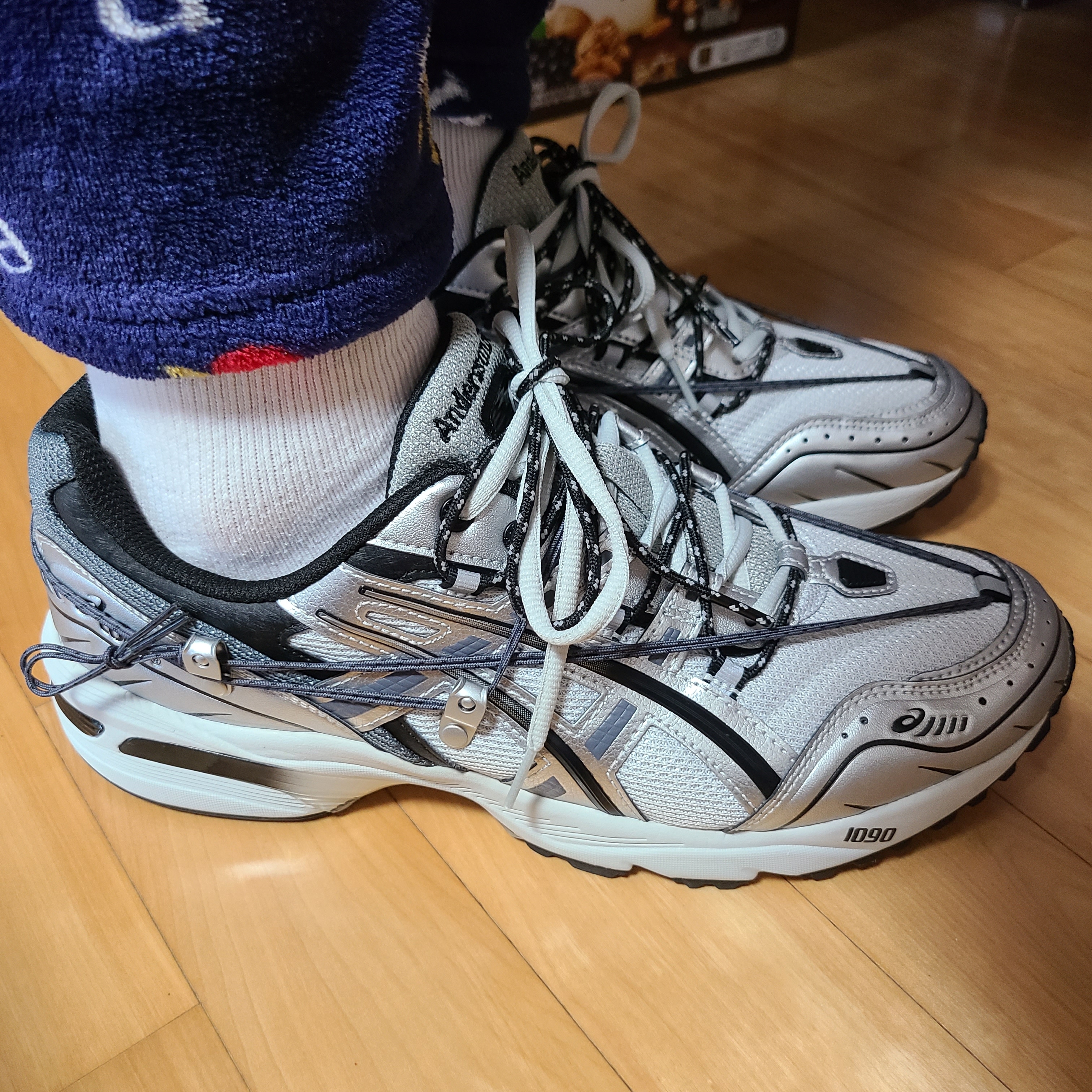 Jordan 1 Retro High OG University Blue, Asics x Andersson Bell Gel-1090 Glacier Grey Silver 착용 스타일 - 2