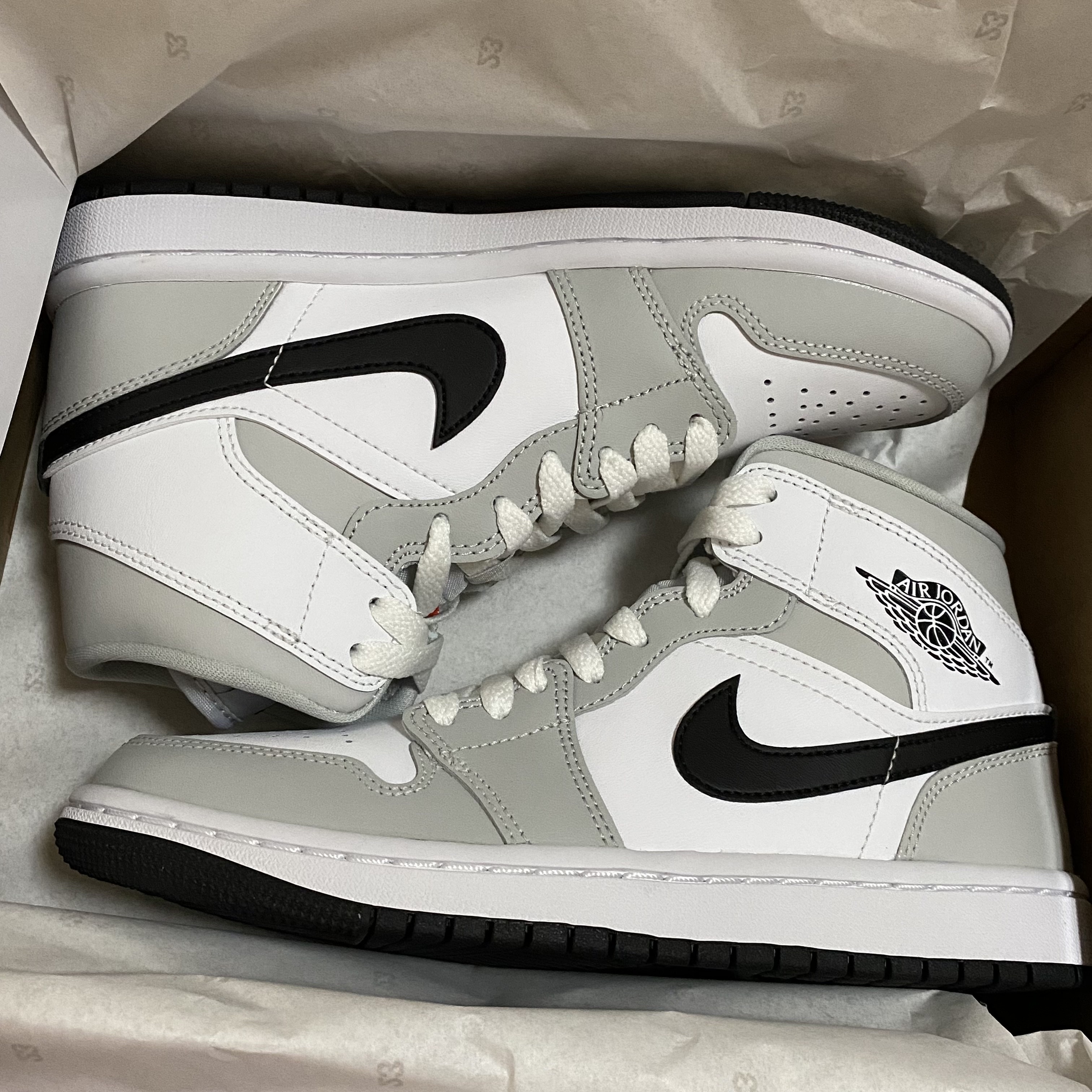 (W) Jordan 1 Mid Grey Fog 착용 스타일 - 1