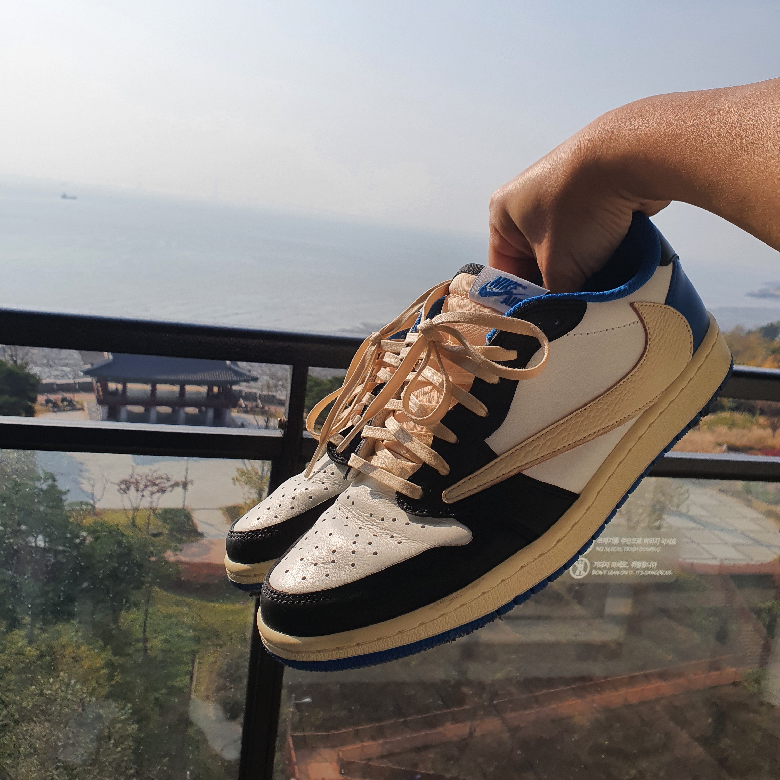 Jordan 1 x Travis Scott x Fragment Retro Low OG SP Military Blue 착용 스타일 - 2