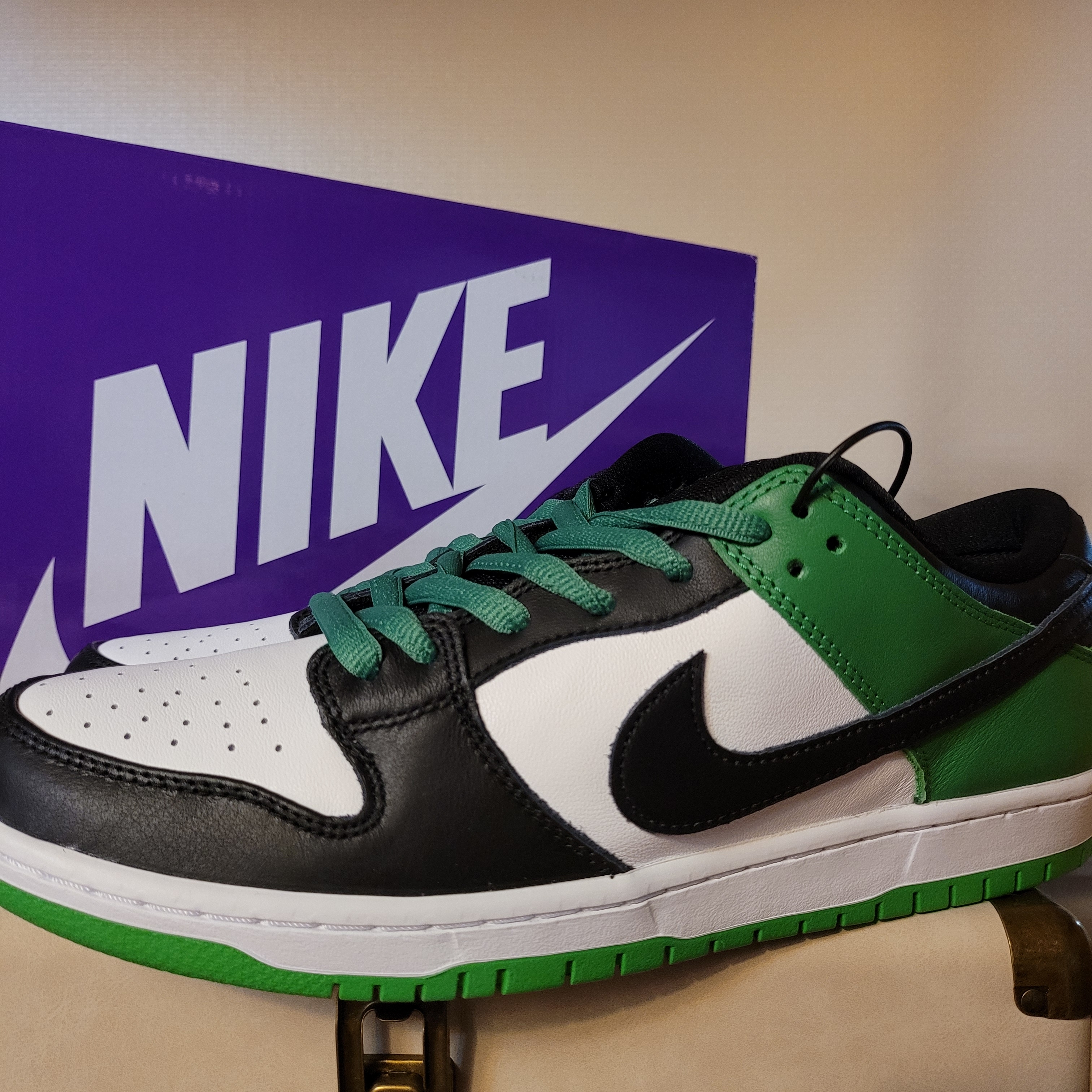 Nike SB Dunk Low Pro Black and Classic Green 착용 스타일