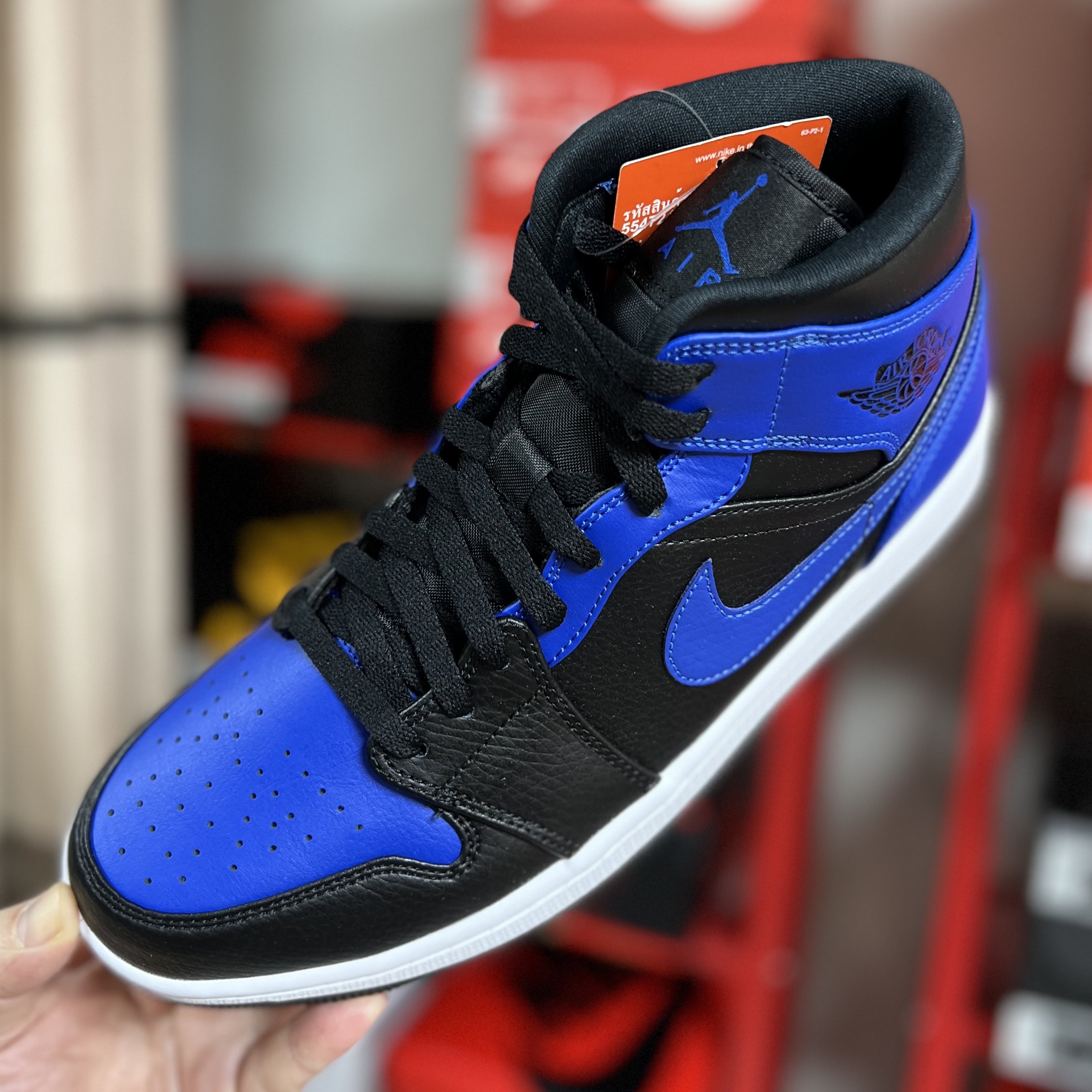 Jordan 1 Mid Black Hyper Royal 착용 스타일 - 1