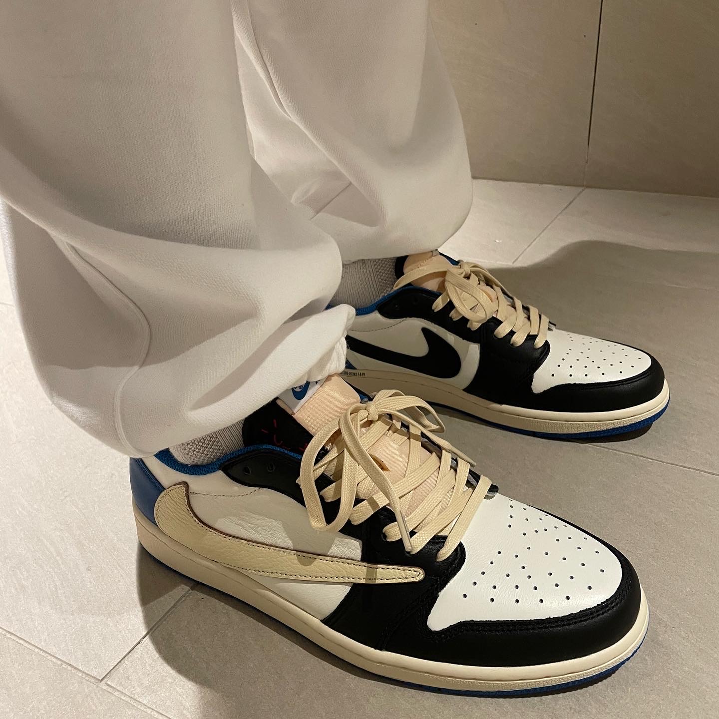 Jordan 1 x Travis Scott x Fragment Retro Low OG SP Military Blue 착용 스타일 - 5