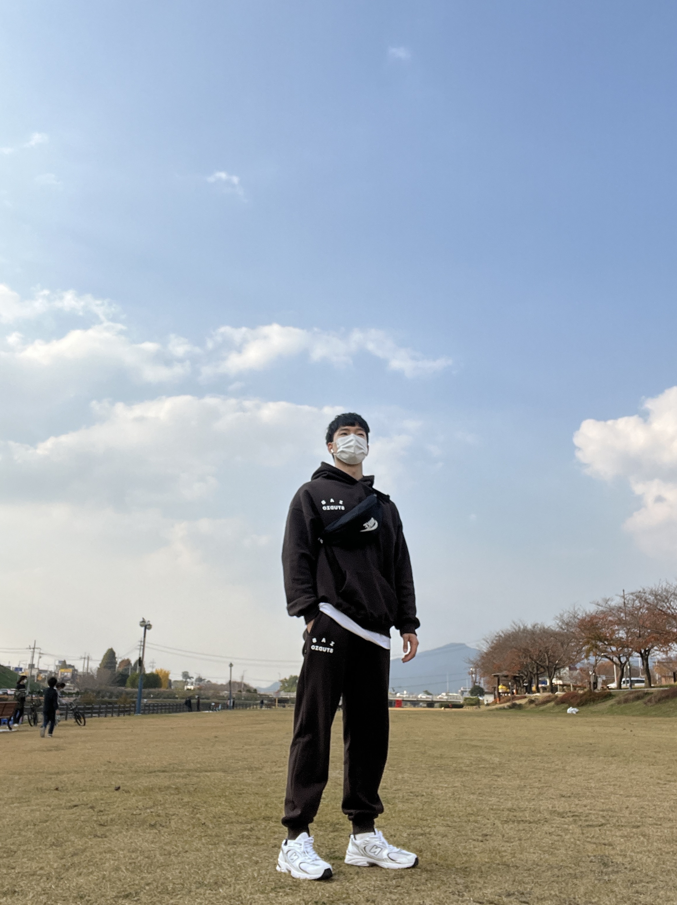 IAB Studio Hoodie Brown, IAB Studio Sweatpants Brown 착용 스타일 - 1
